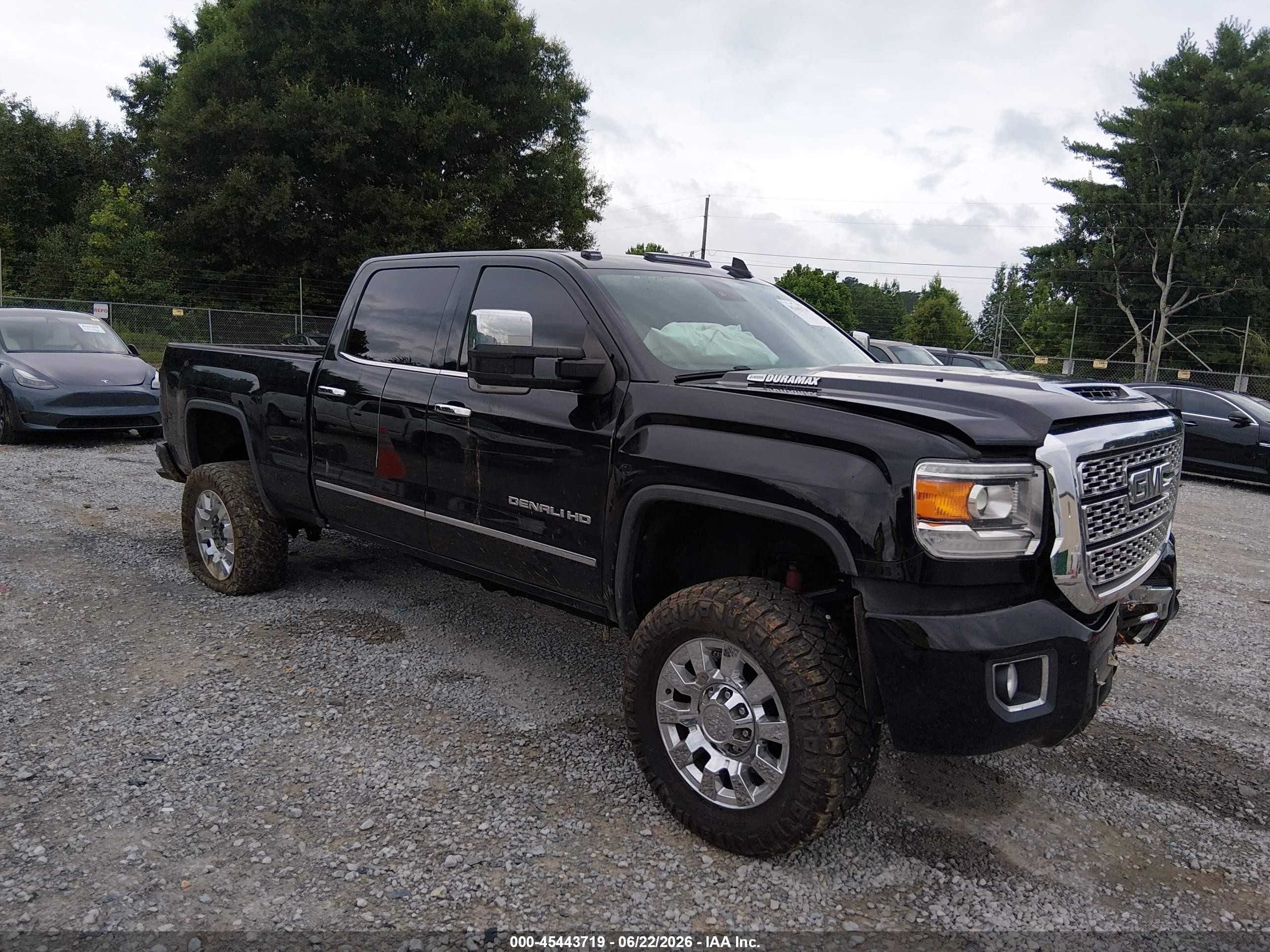 2019 GMC Sierra 2500HD Denali, VIN 1GT12SEY3KF246484 — Front end
