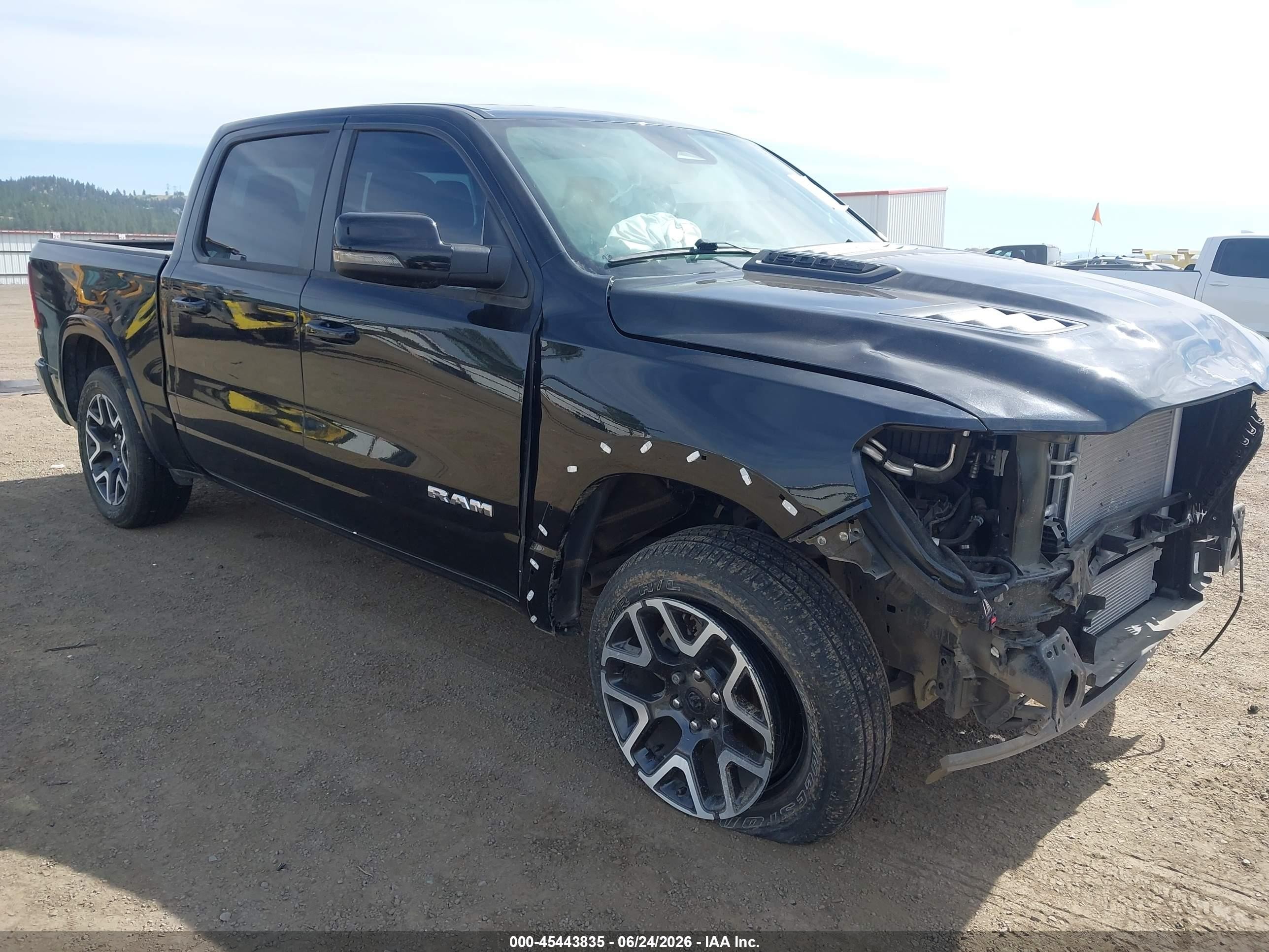 2025 Ram 1500 Laramie, VIN 1C6SRFJP1SN525806 — Перед