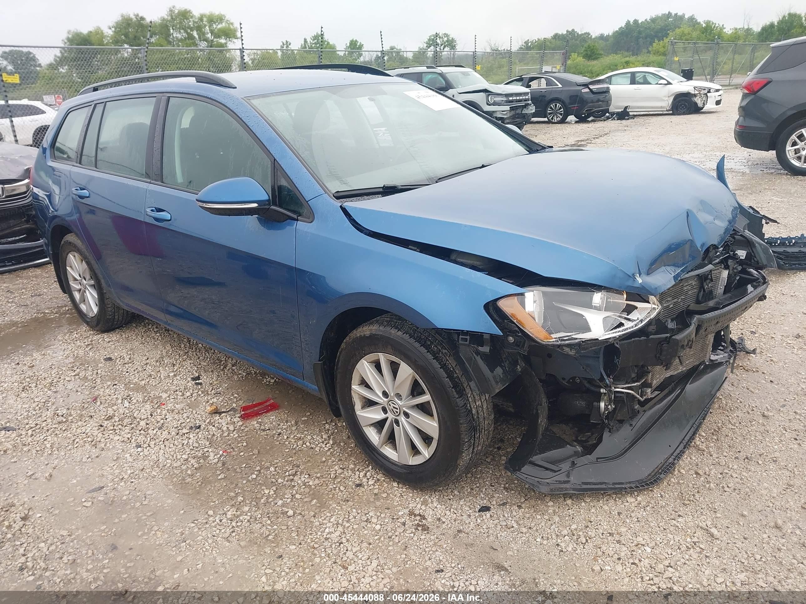 2016 Volkswagen Golf TSI S, VIN 3VWC17AU9GM501106 — Front end