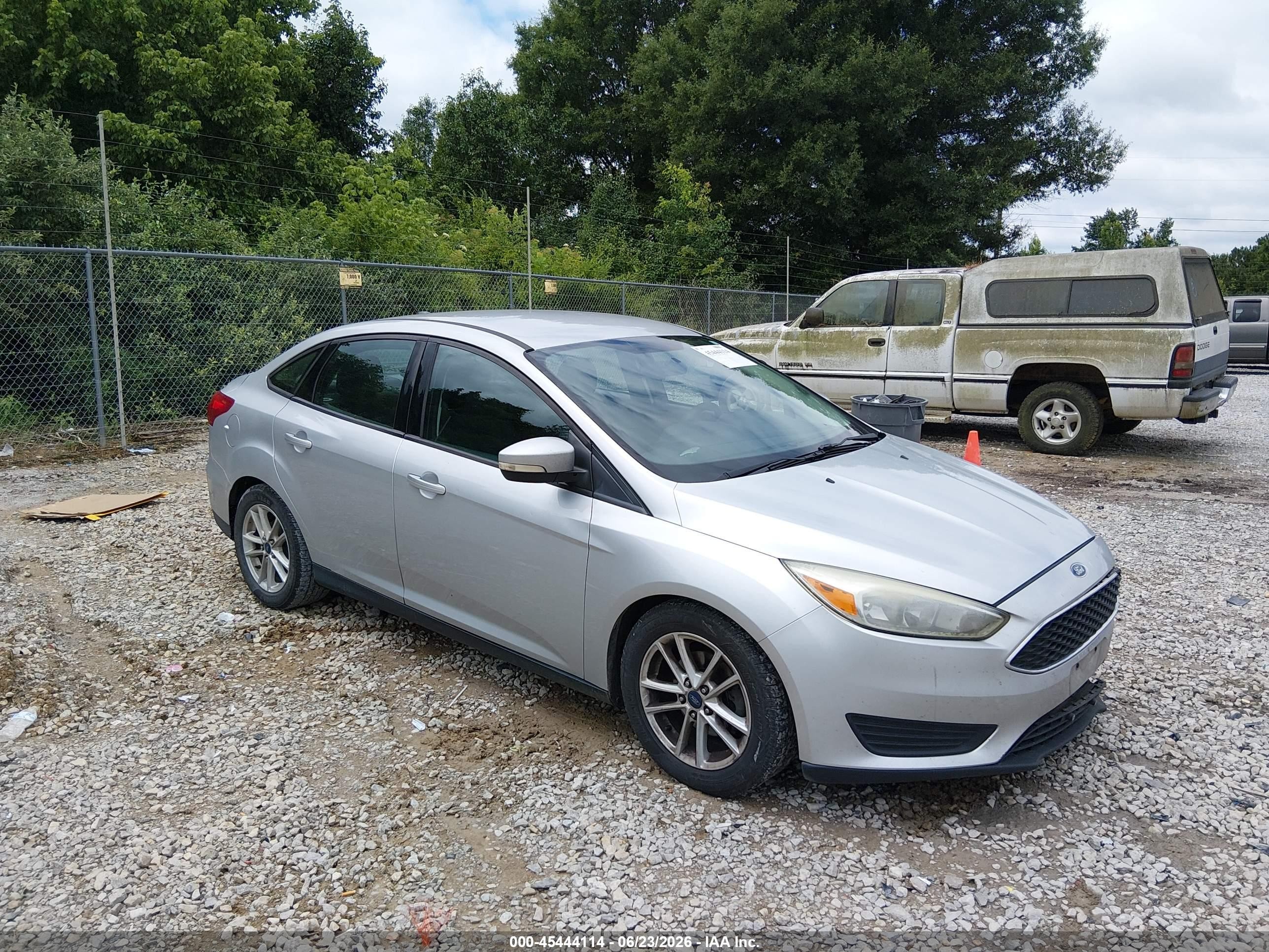 2016 Ford Focus SE, VIN 1FADP3F24GL236530 — Front end