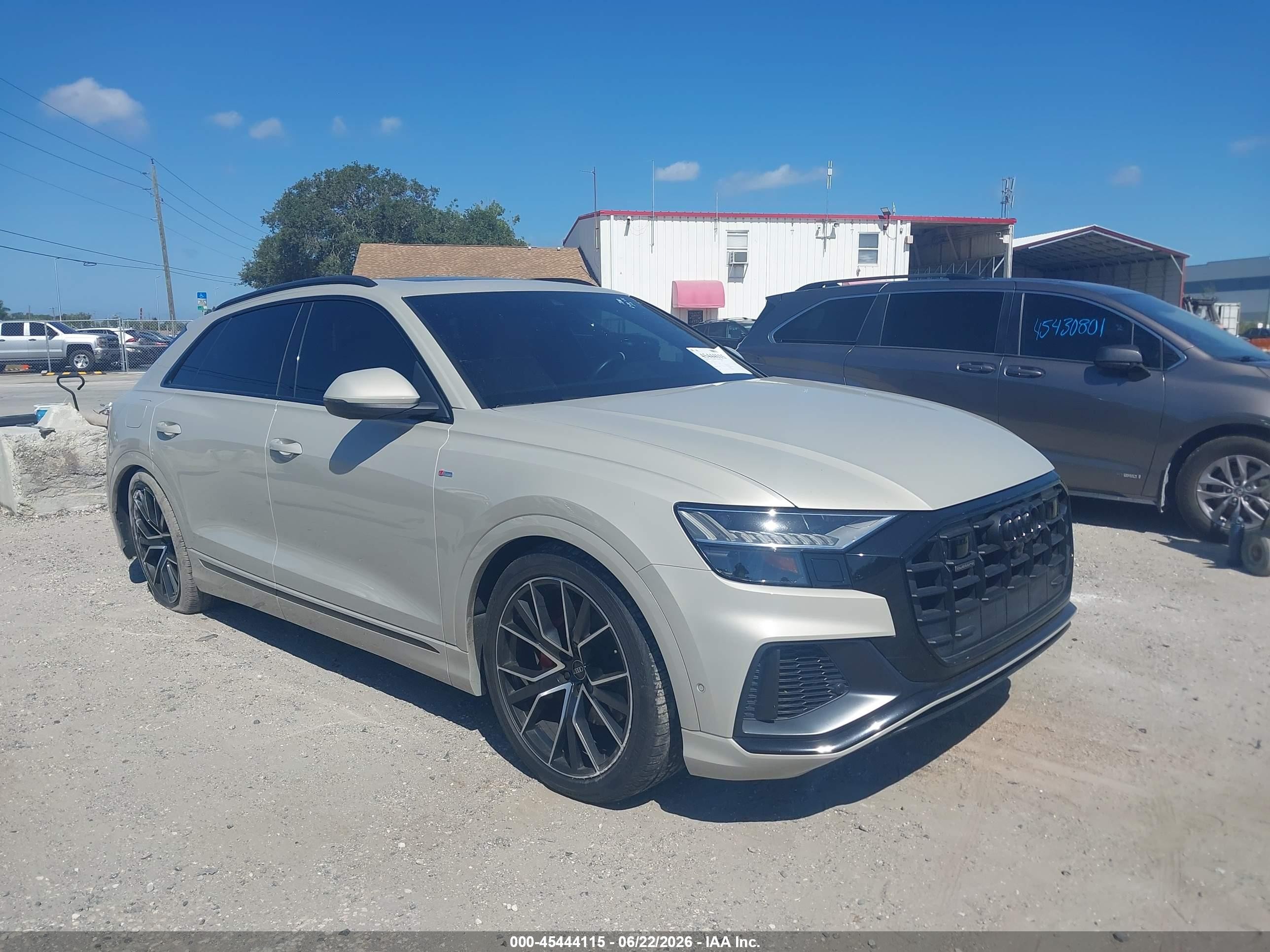 2022 Audi Q8 Prestige, VIN WA1FVBF10ND003434 — Бок