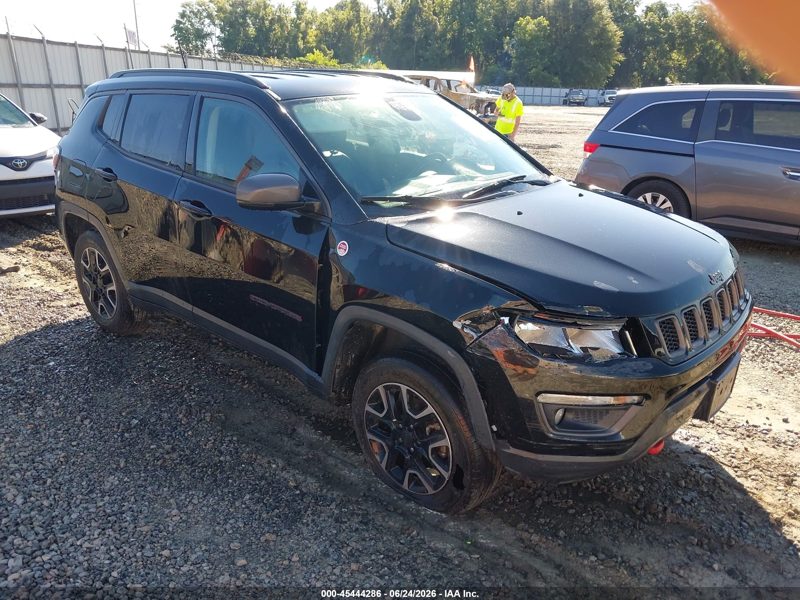 2019 Jeep Compass Trailhawk, VIN 3C4NJDDB6KT639012 — Бок