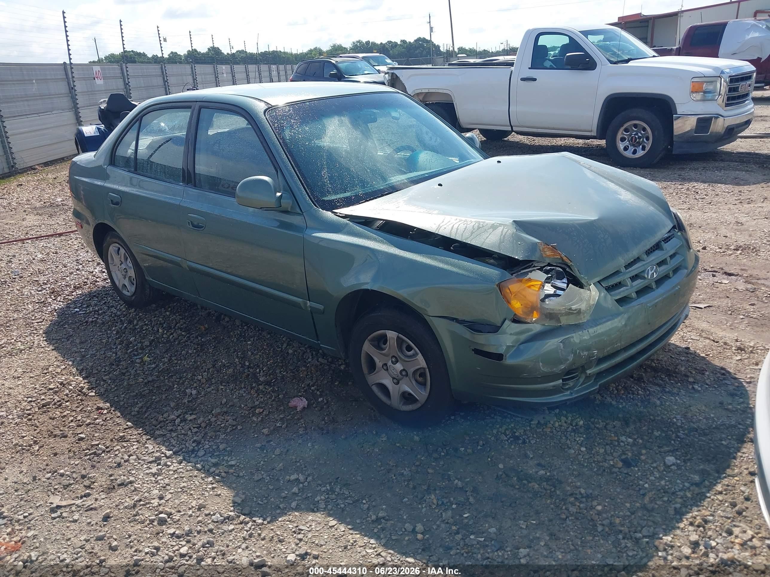 2005 Hyundai Accent GLS, VIN KMHCG45C35U595666 — Перед
