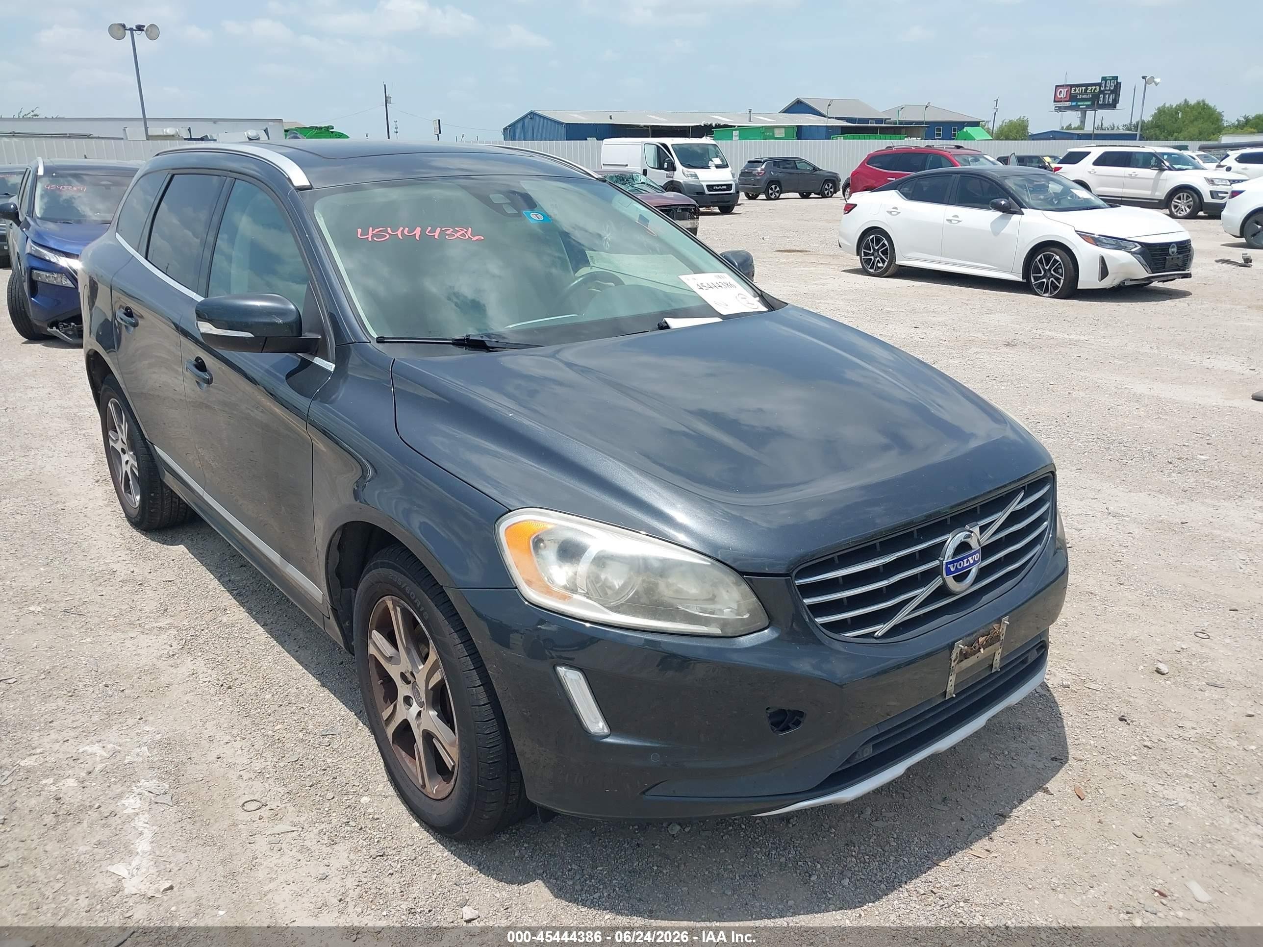 2015 Volvo XC60 T6 Platinum, VIN YV4902RD3F2622594 — Normal wear