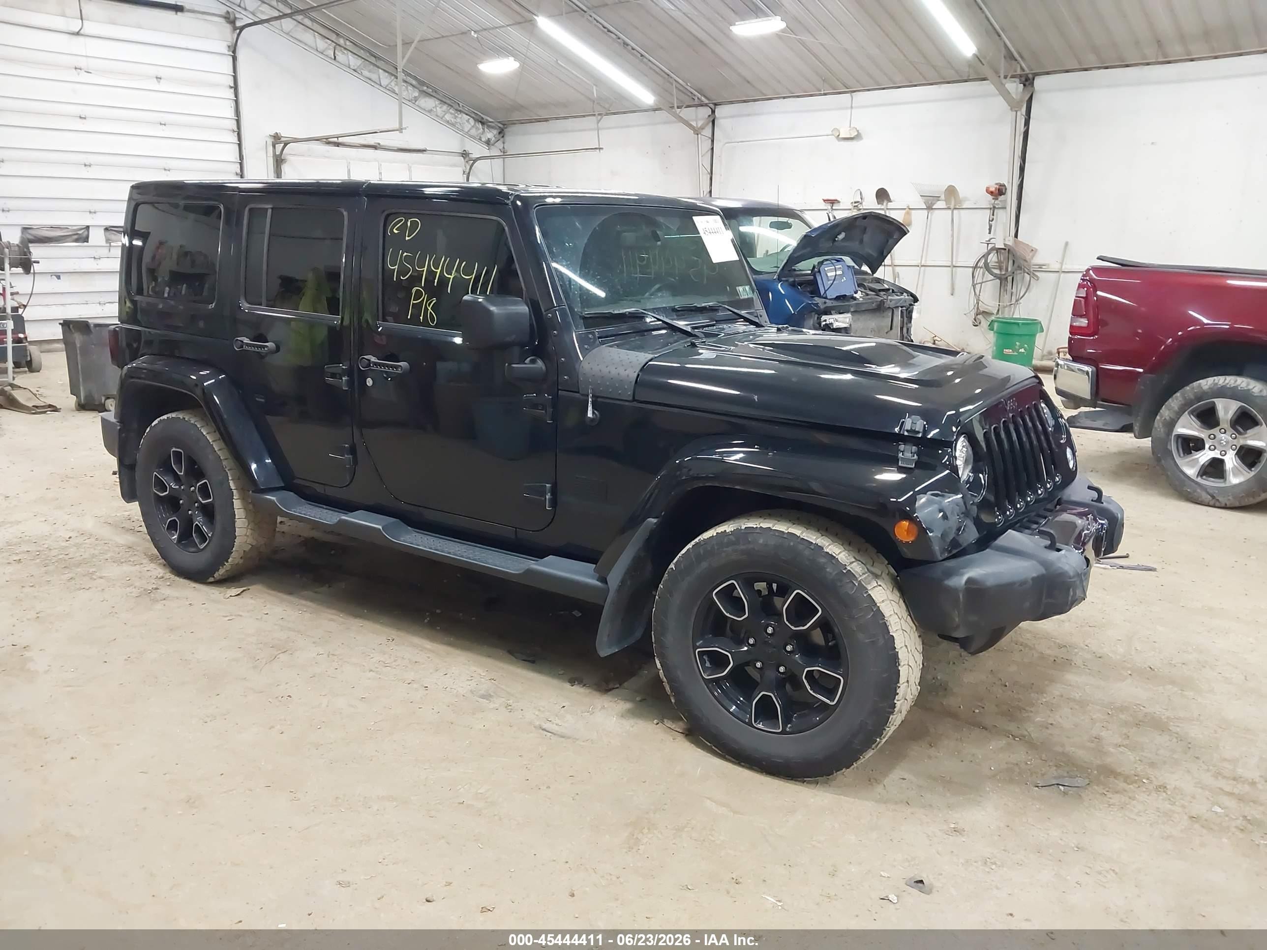 2018 Jeep Wrangler Unlimited Sahara, VIN 1C4BJWEG4JL860692 — Front end