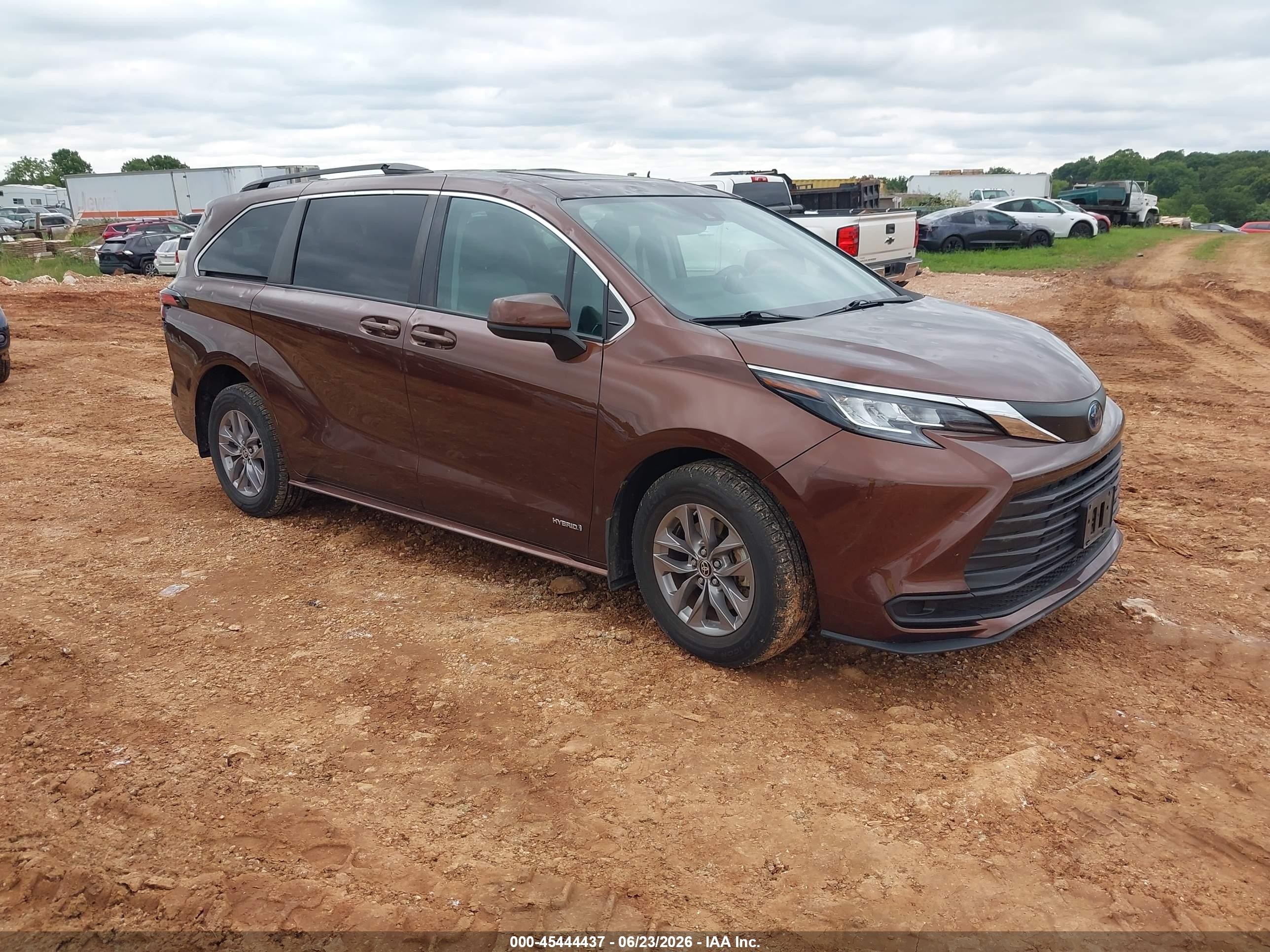 2021 Toyota Sienna LE, VIN 5TDBSKFC7MS010205 — Град