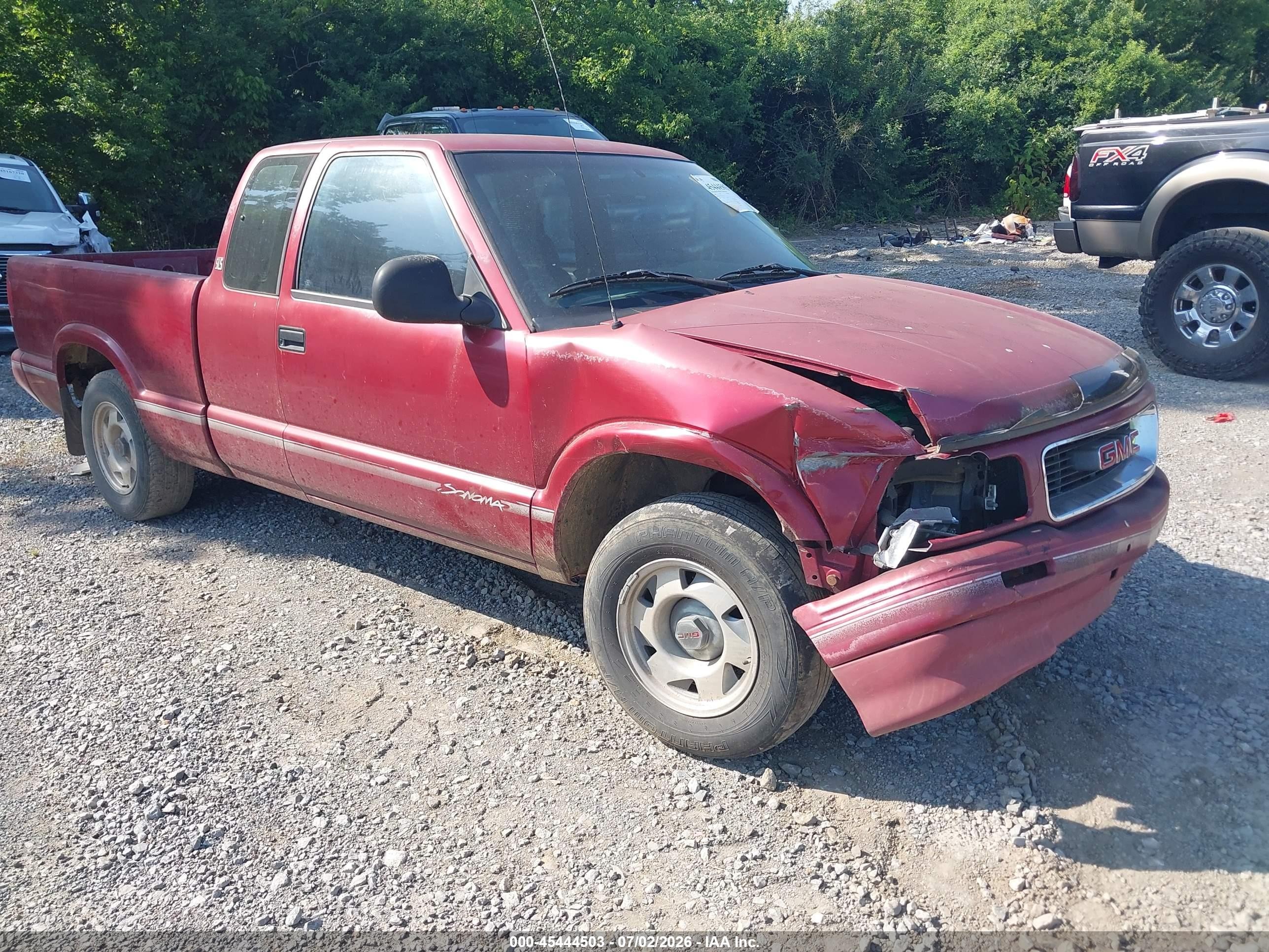 1996 GMC Sonoma SLS, VIN 1GTCS19X5T8514333 — Front end