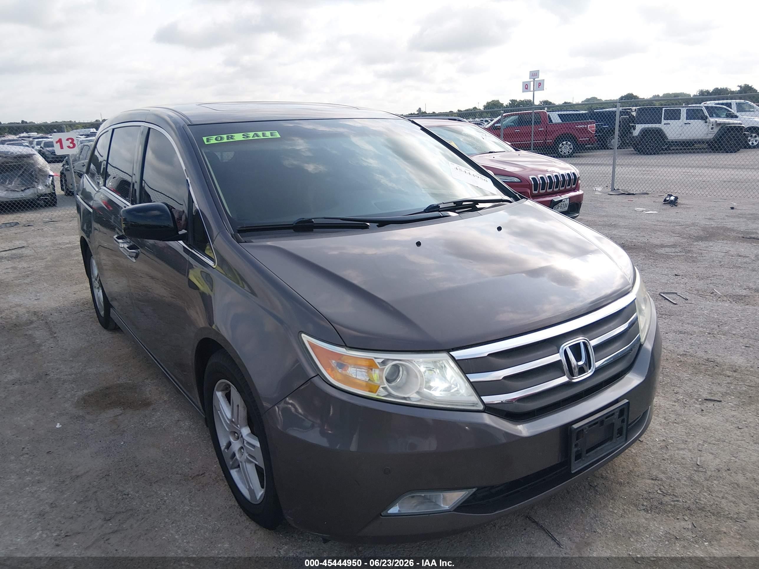 2011 Honda Odyssey Touring, VIN 5FNRL5H93BB072636 — Side
