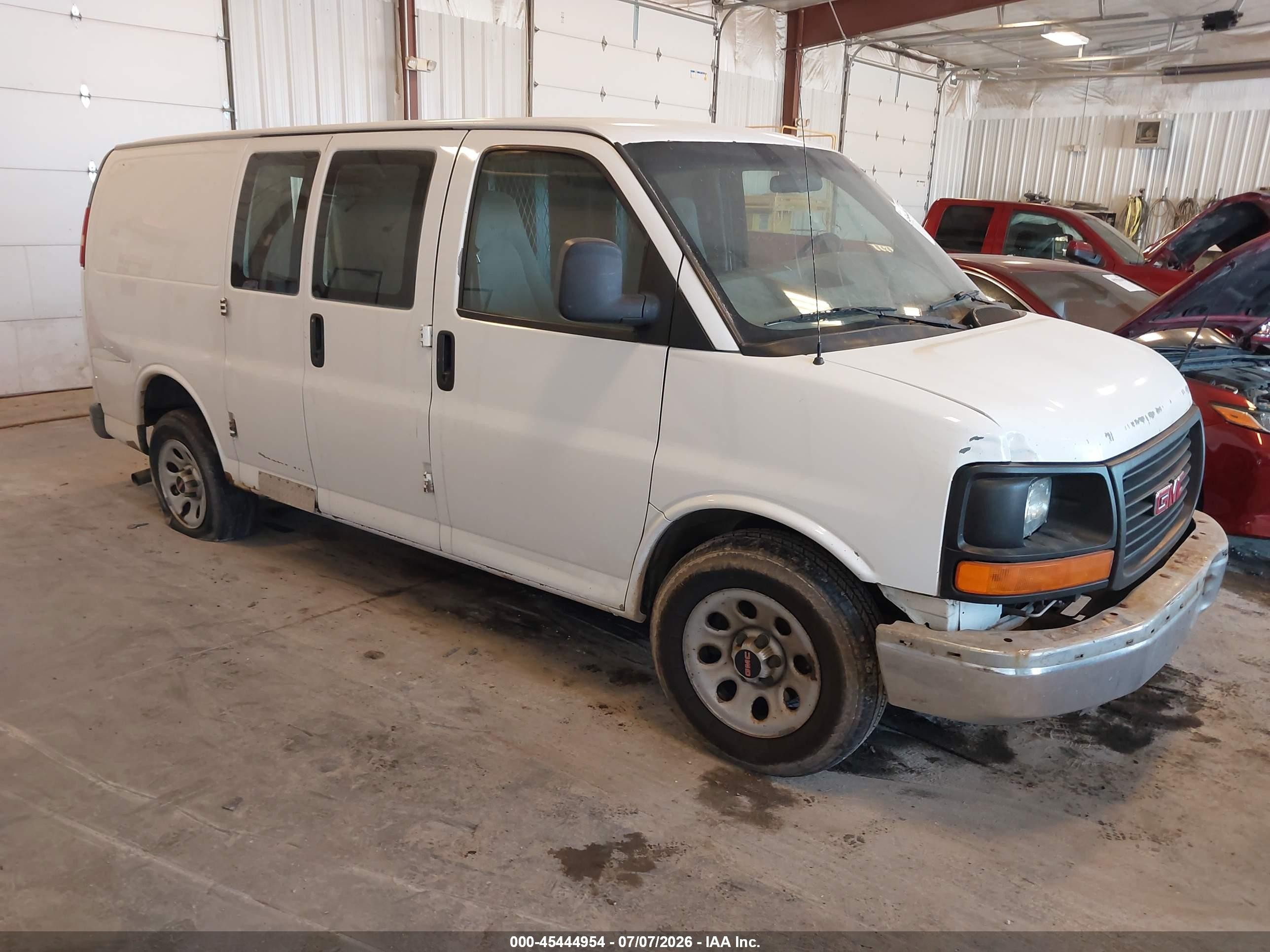 2009 GMC Savana Cargo, VIN 1GTFG15X791130298 — Front end
