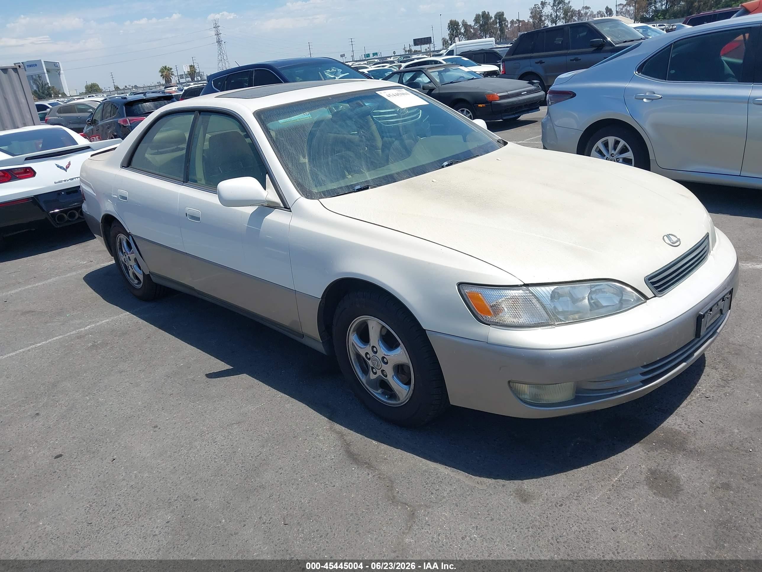 1998 Lexus ES 300, VIN JT8BF28G4W5026681 — Normal wear