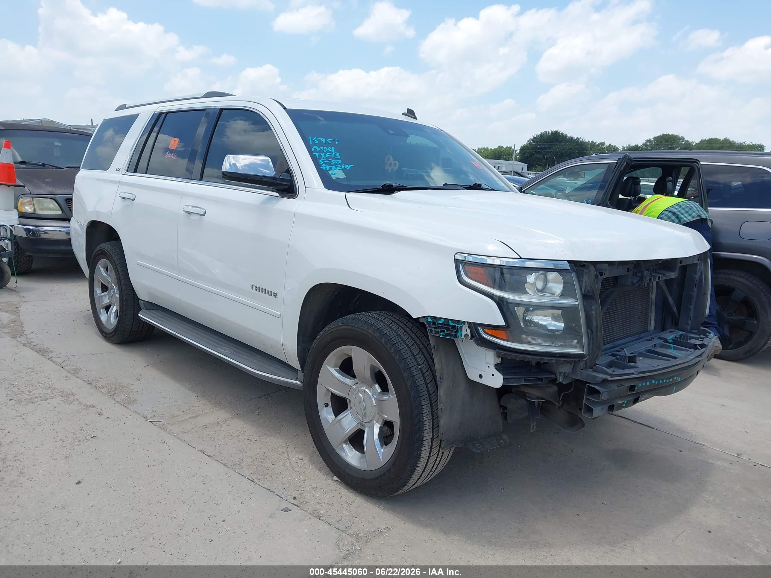 2015 Chevrolet Tahoe LTZ, VIN 1GNSCCKC4FR303299 — Перед
