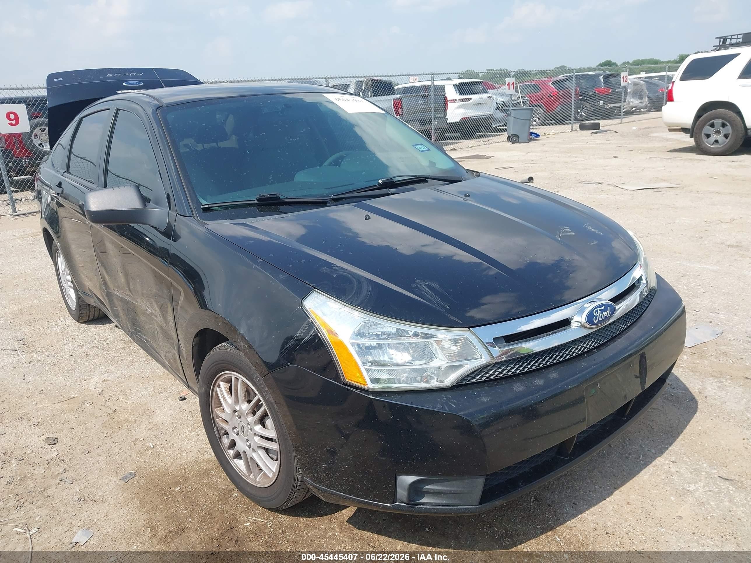 2011 Ford Focus SE, VIN 1FAHP3FN3BW194032 — Side