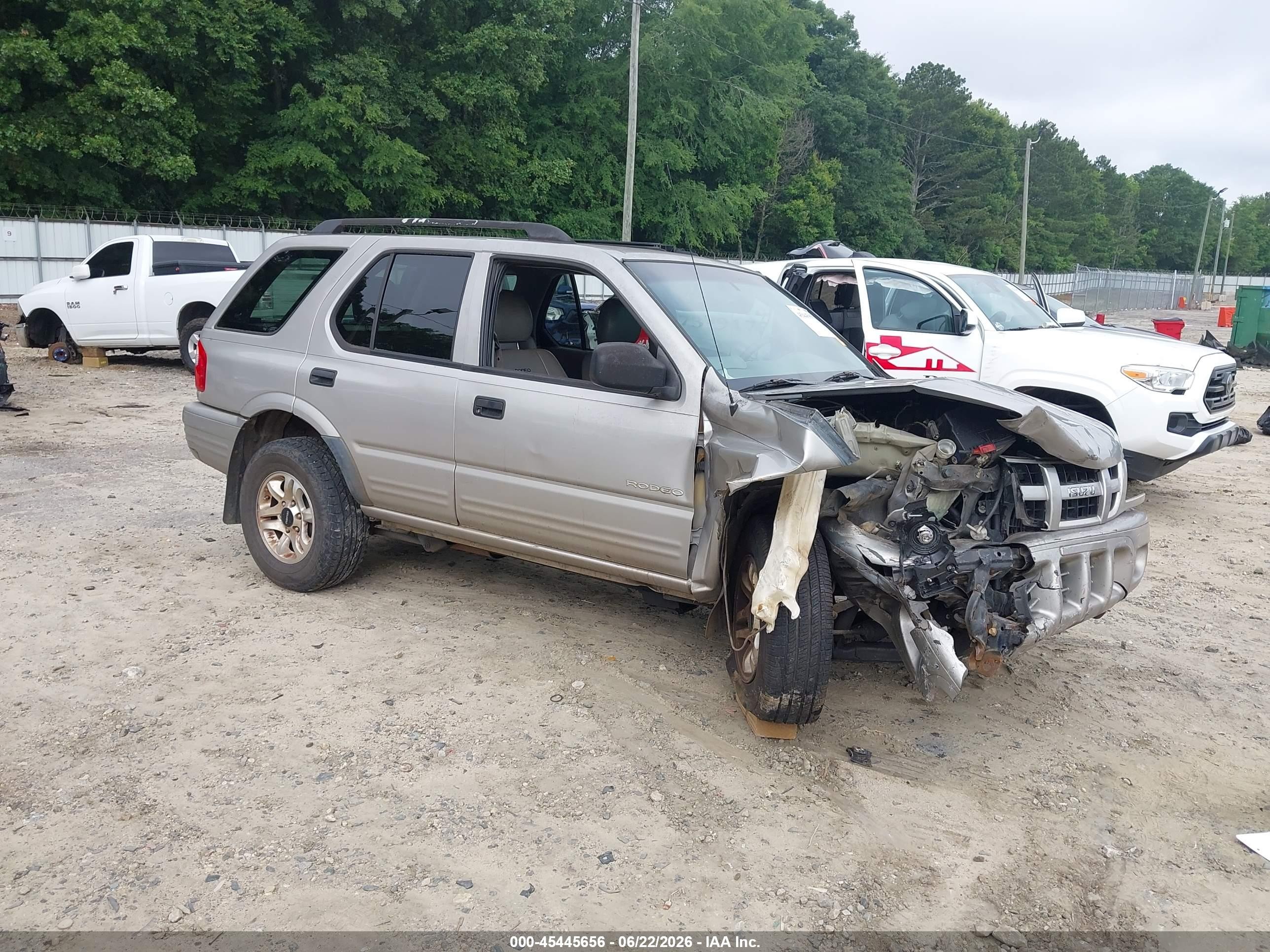 2004 Isuzu Rodeo S, VIN 4S2CK58W244315012 — Front end
