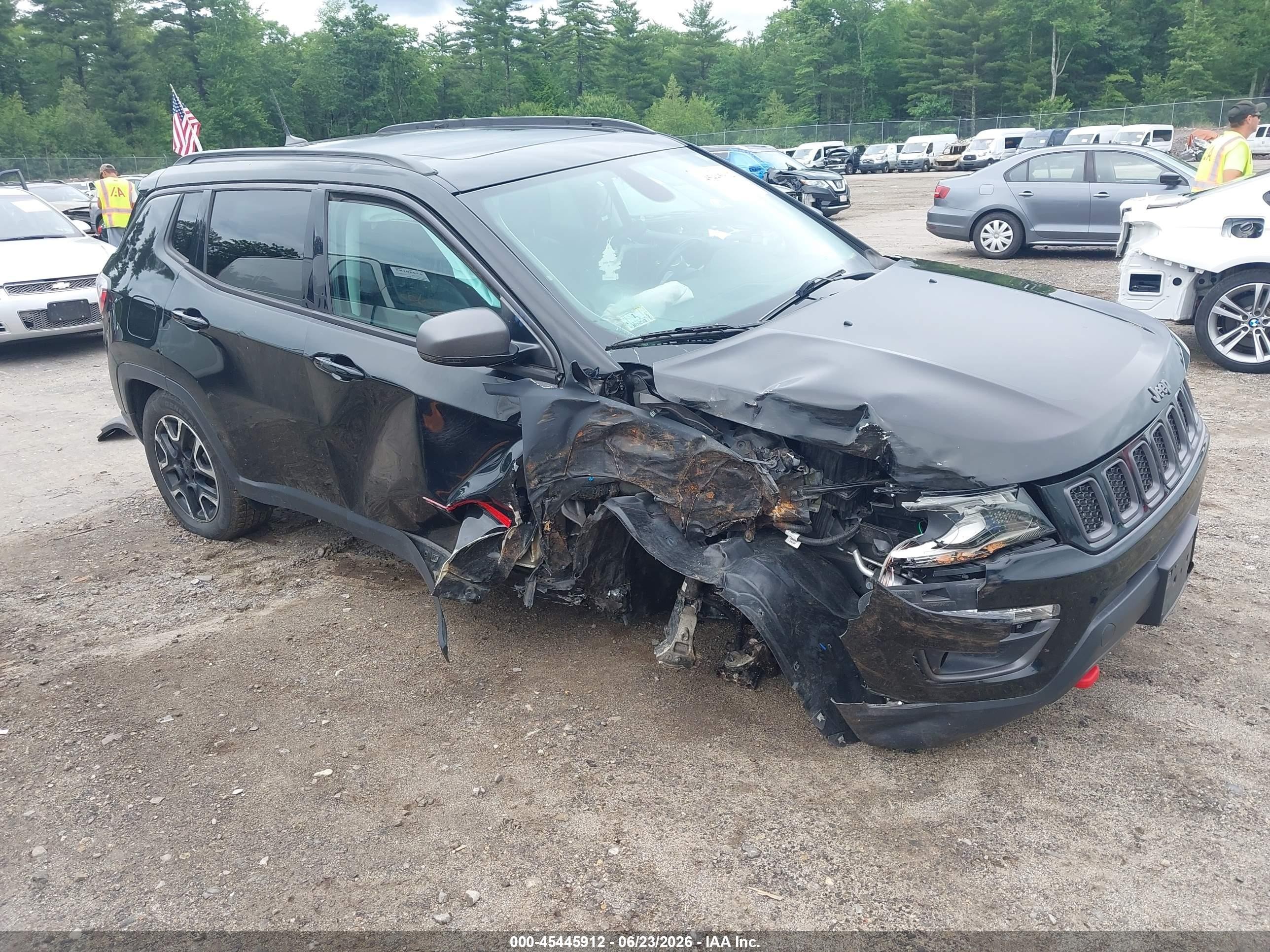 2019 Jeep Compass Trailhawk, VIN 3C4NJDDB8KT828762 — Бок