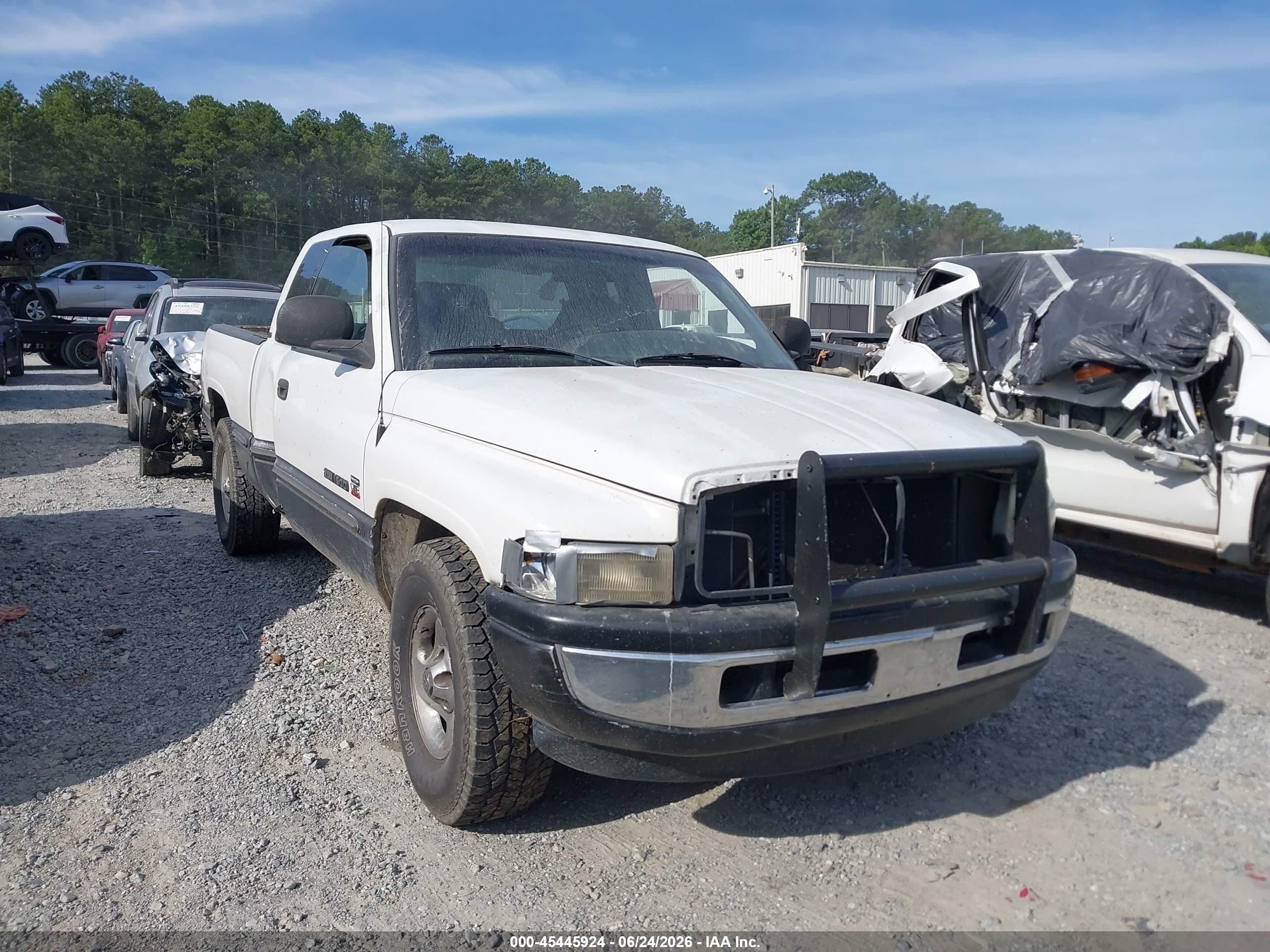 1999 Dodge 1500, VIN 3B7HC13Z0XG177566 — Side