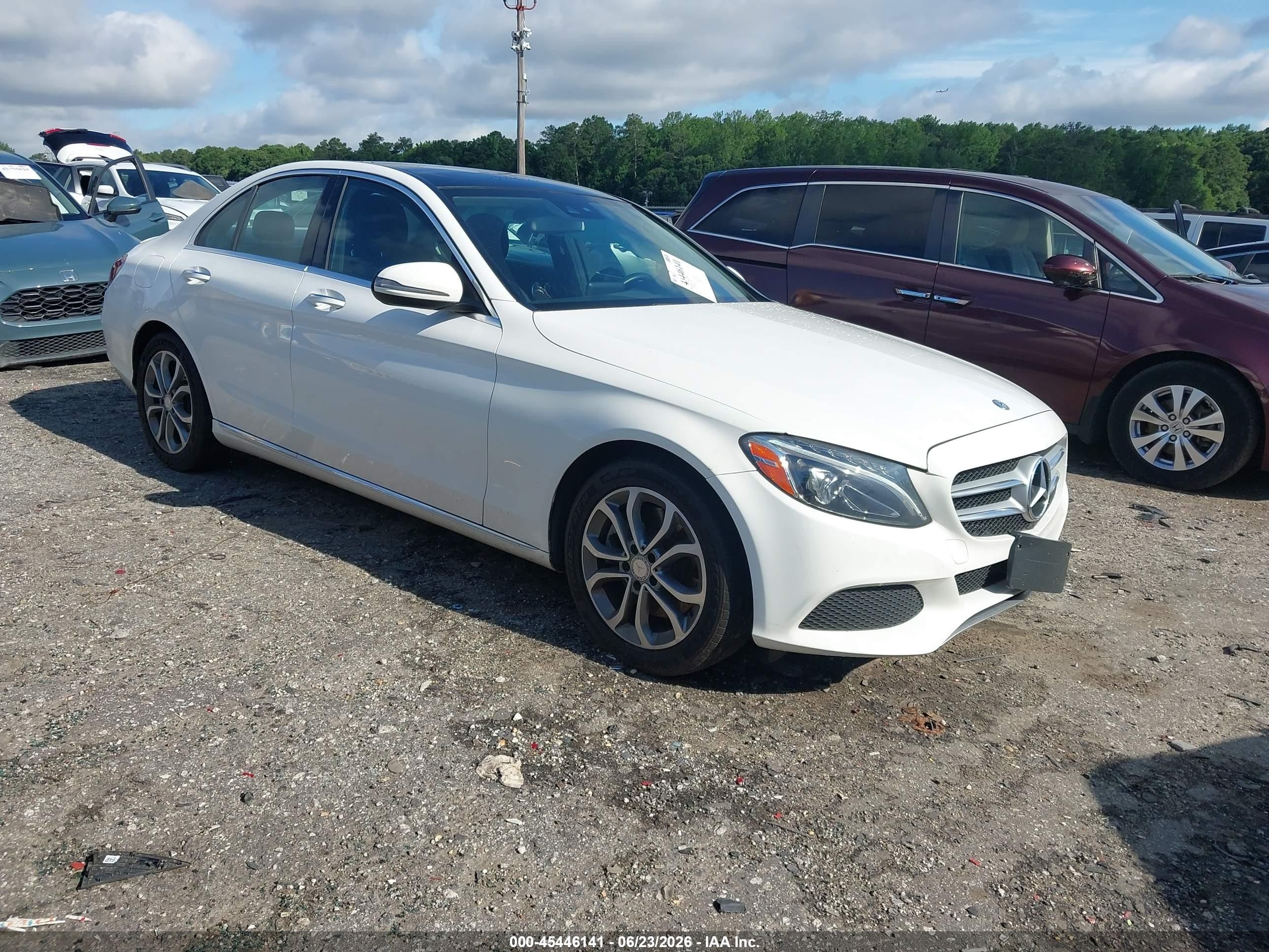 2017 Mercedes-Benz C 300, VIN 55SWF4KB3HU195828 — Бок