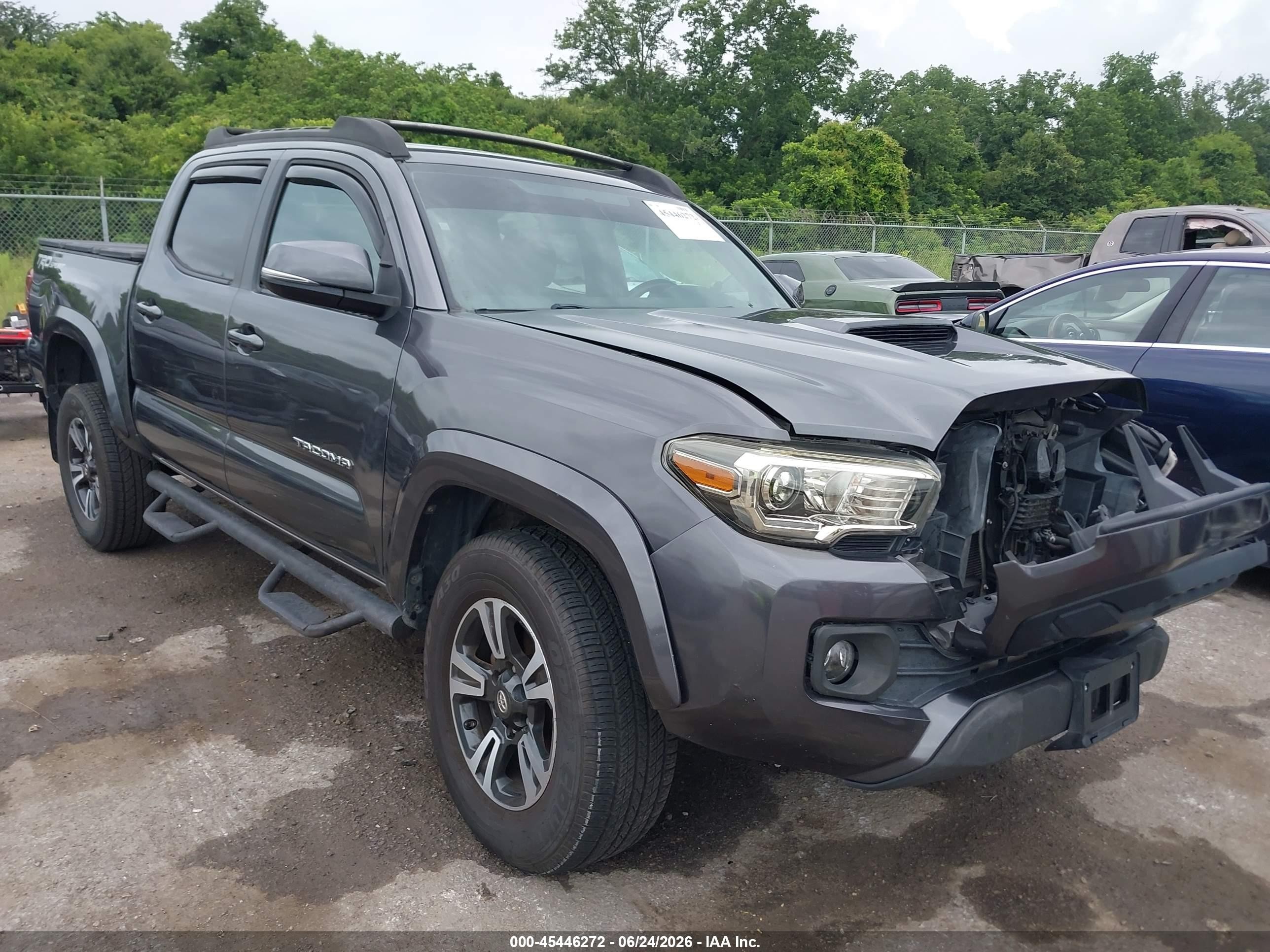 2016 Toyota Tacoma TRD Sport, VIN 5TFAZ5CN8GX007598 — Перед