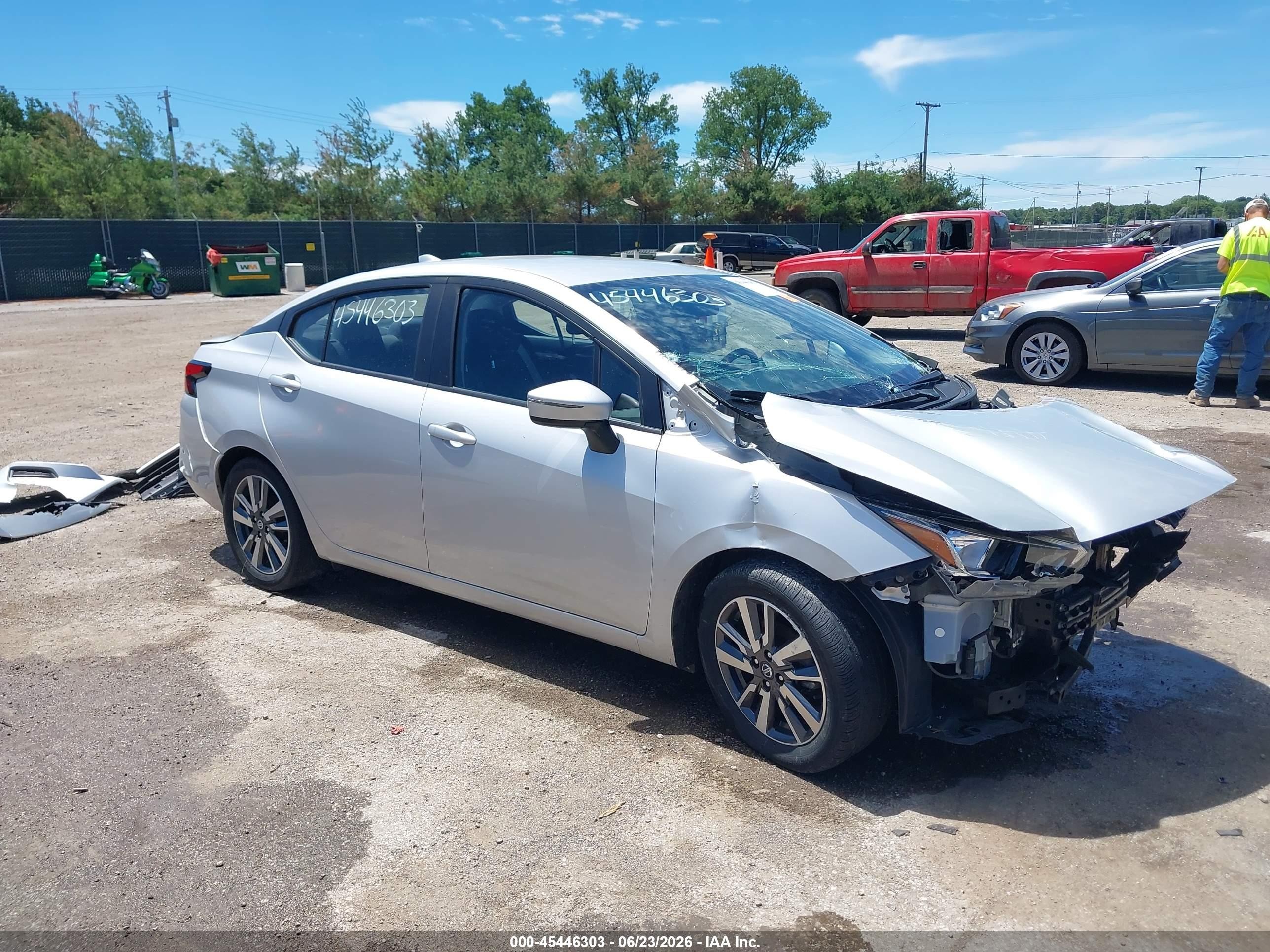 2020 Nissan Versa SV, VIN 3N1CN8EV5LL825592 — Перед