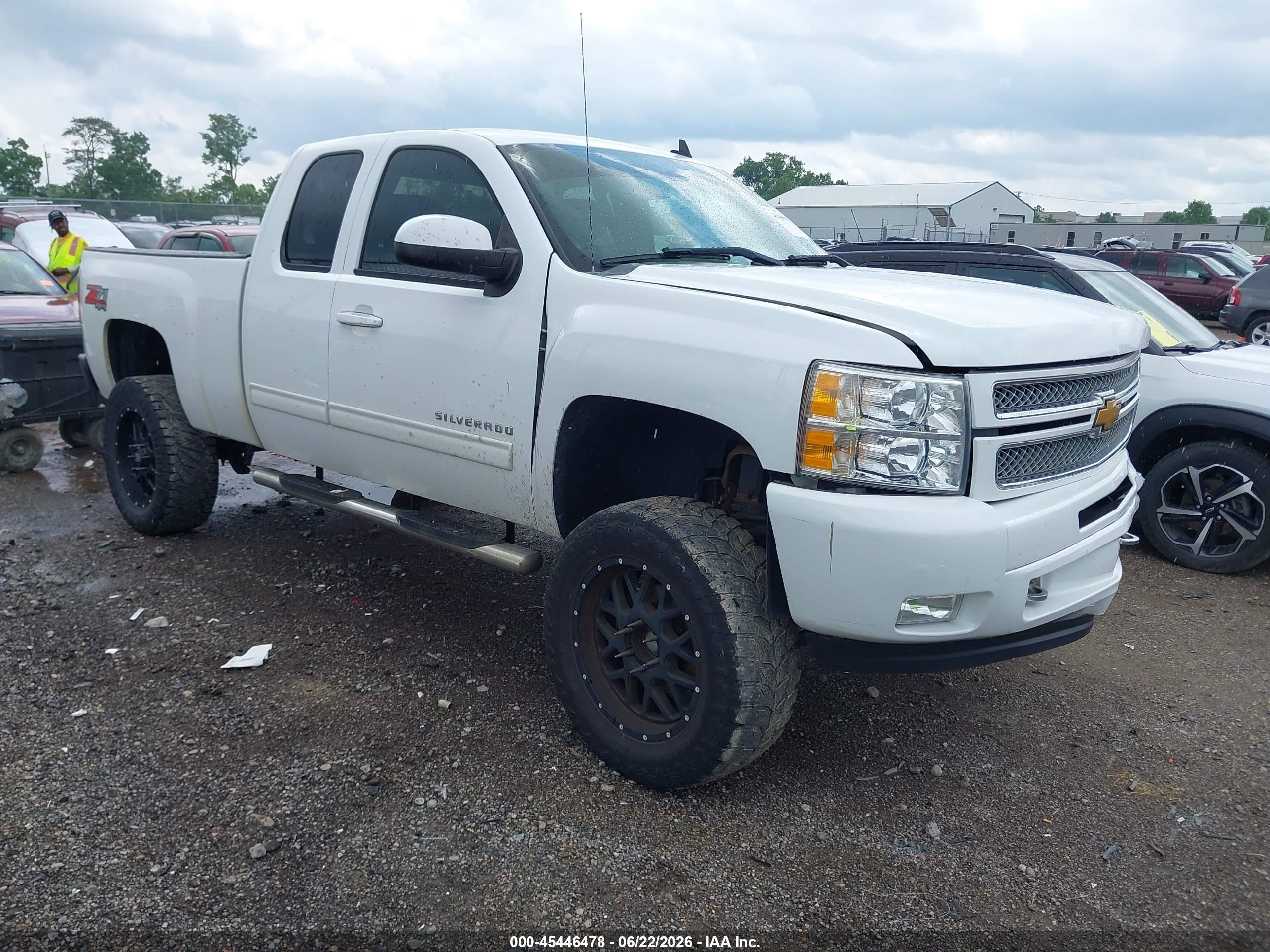 2013 Chevrolet Silverado 1500 LT, VIN 1GCRKSE79DZ399625 — Front end