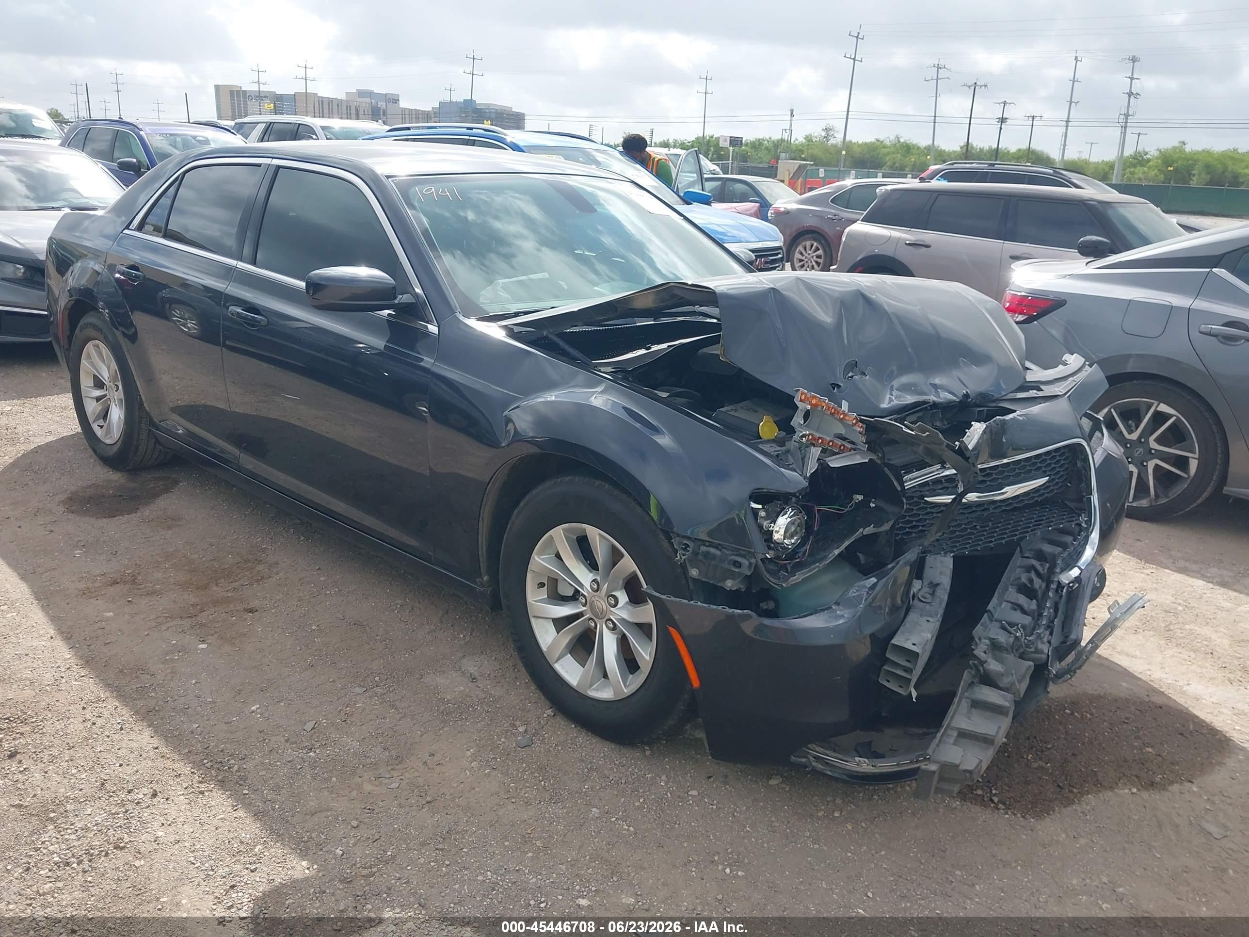 2016 Chrysler 300 Limited, VIN 2C3CCAAG9GH141911 — Front end