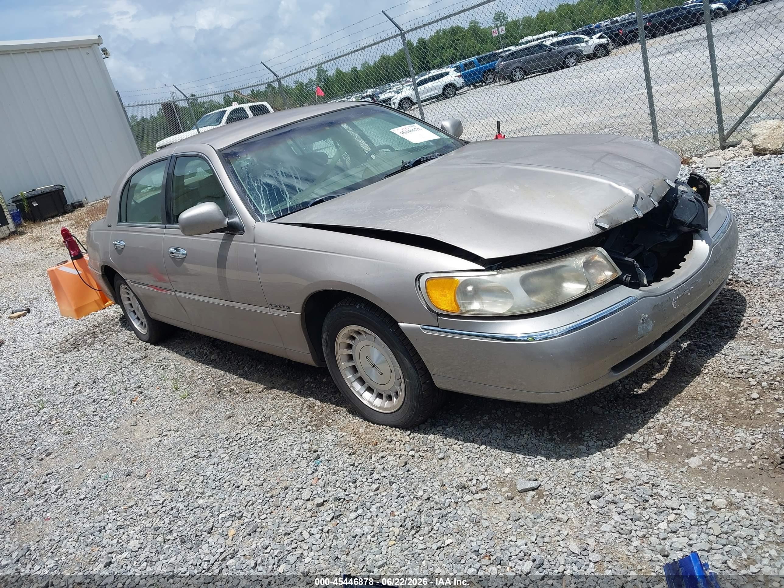 1999 Lincoln Town Car Executive, VIN 1LNHM81W6XY718801 — Front end