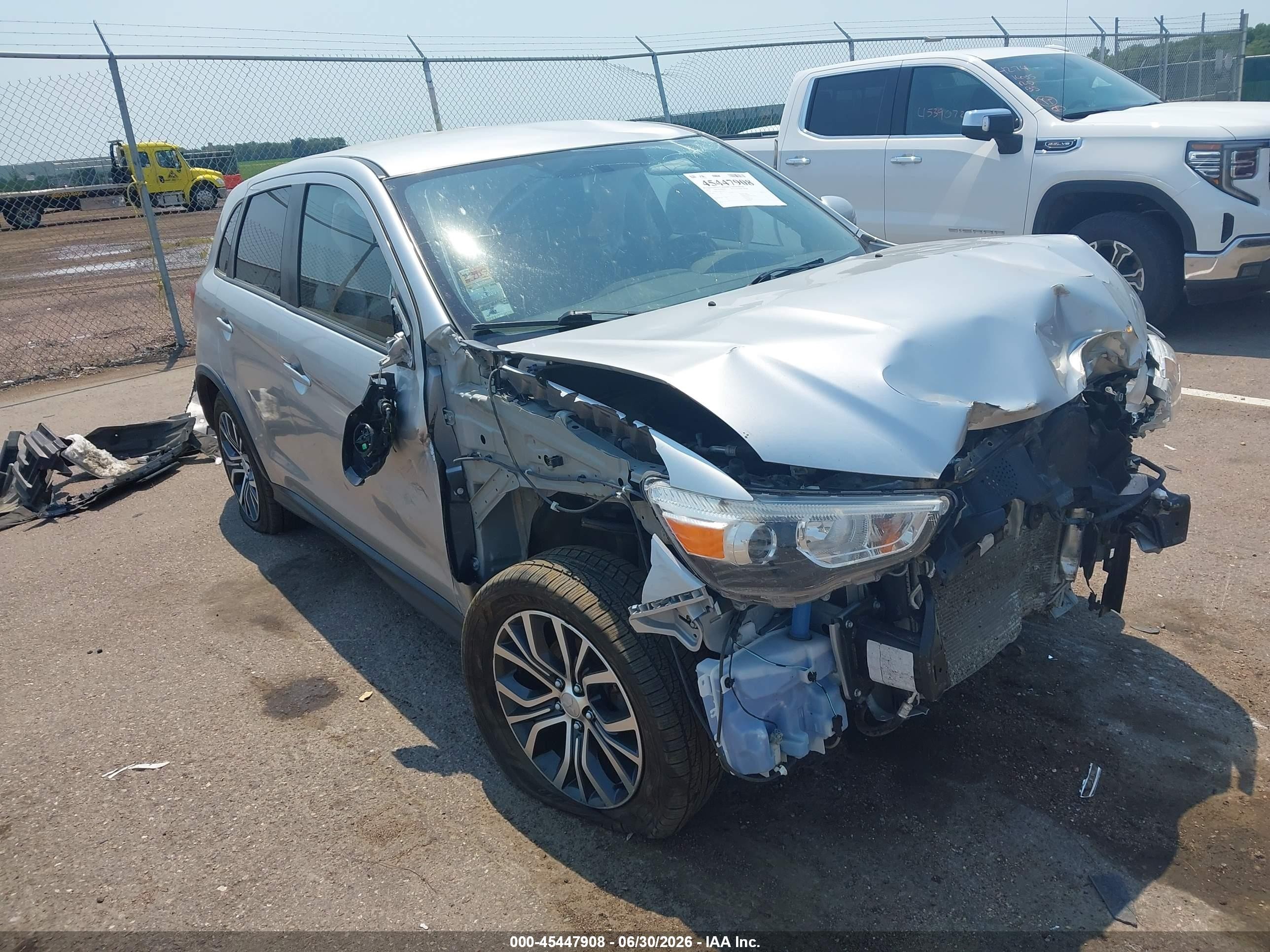 2019 Mitsubishi Outlander ES, VIN JA4AR3AU4KU009156 — Front end