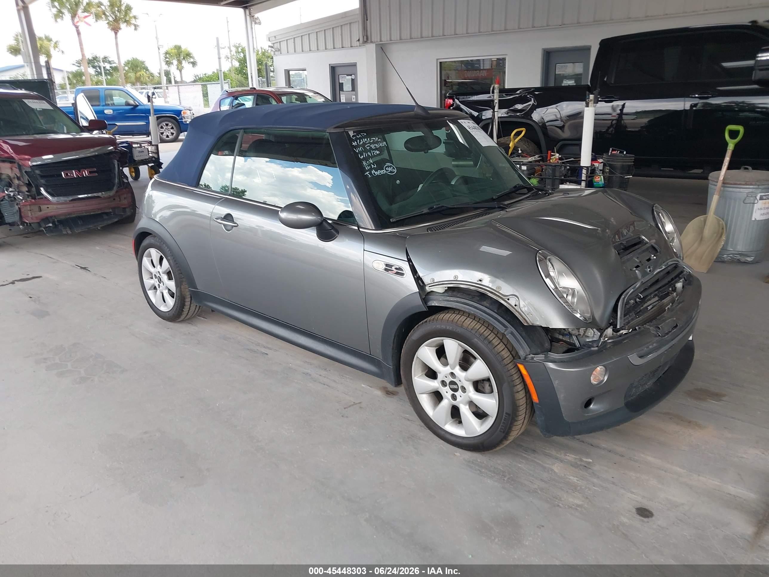 2005 MINI Convertible S, VIN WMWRH33505TF83409 — Перед