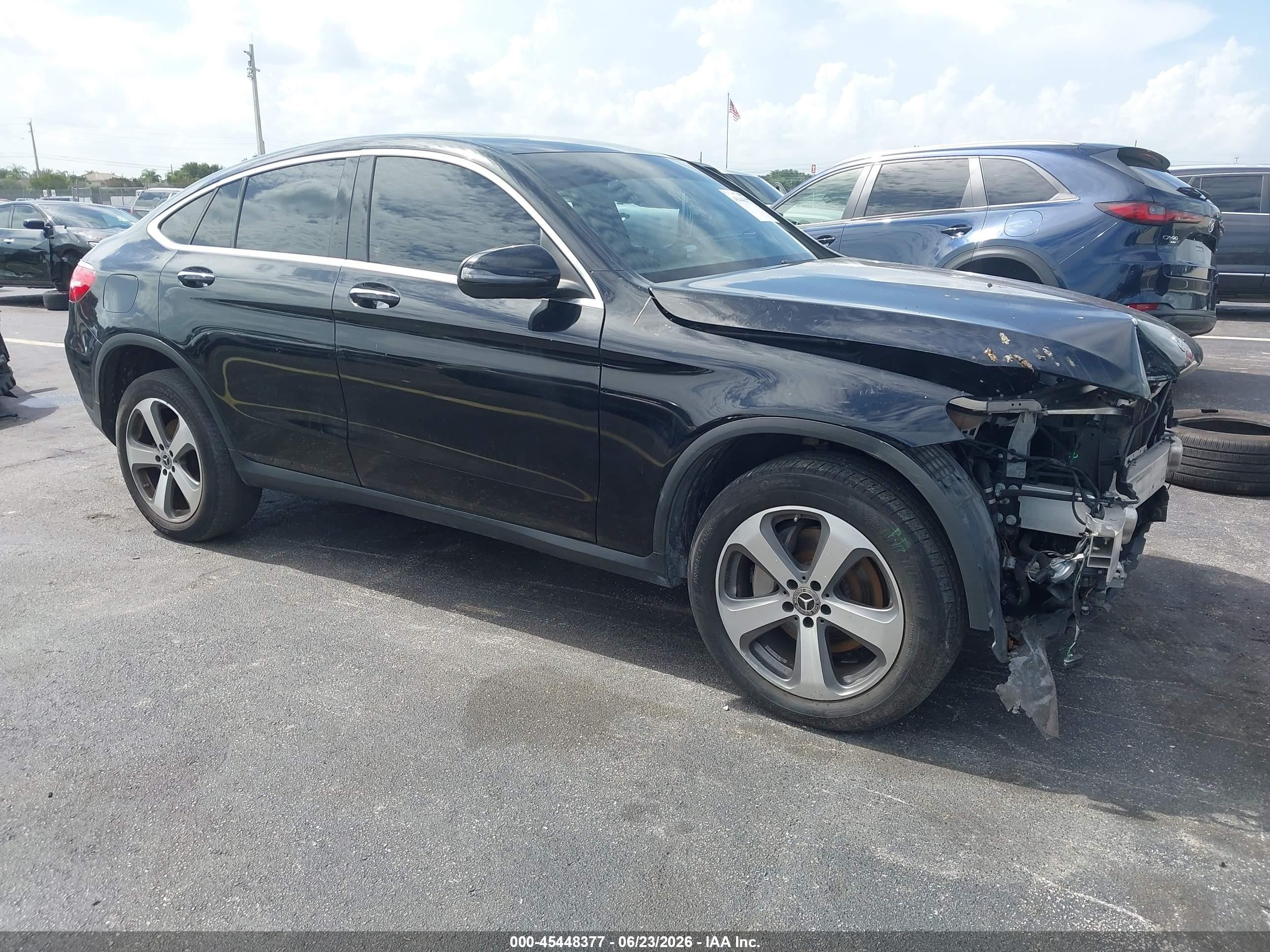 2019 Mercedes-Benz GLC 300, VIN WDC0J4KB0KF569962 — Front end