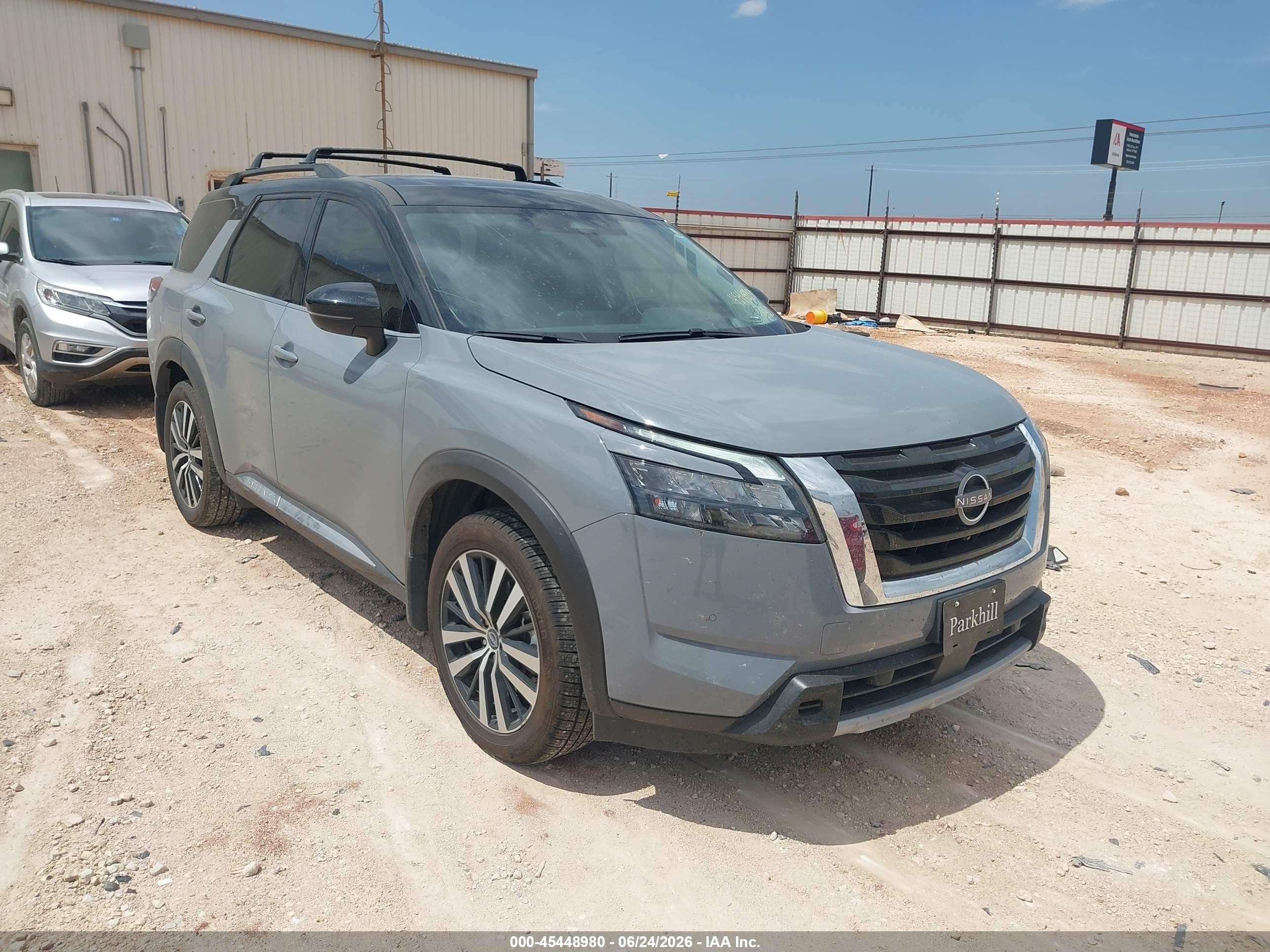 2025 Nissan Pathfinder Platinum, VIN 5N1DR3DJ2SC277497 — Зад