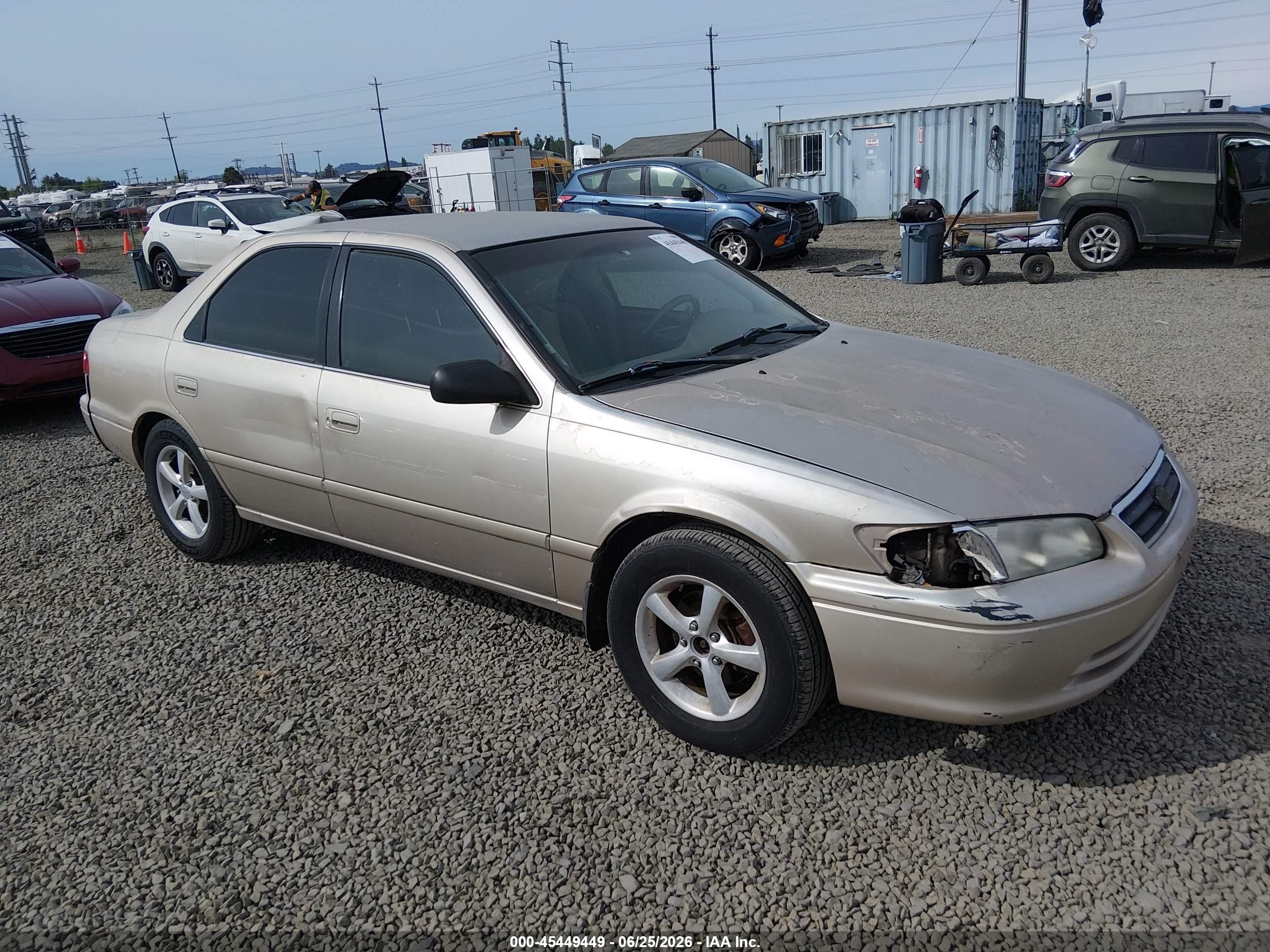 2000 Toyota Camry LE, VIN 4T1BG22K8YU624613 — Side