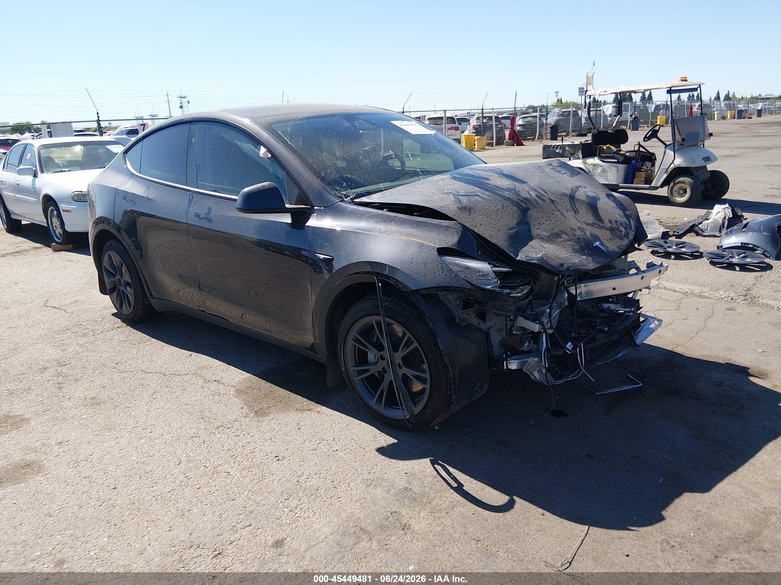 2024 Tesla Model Y Long Range, VIN 7SAYGDEE1RF183324 — Front end