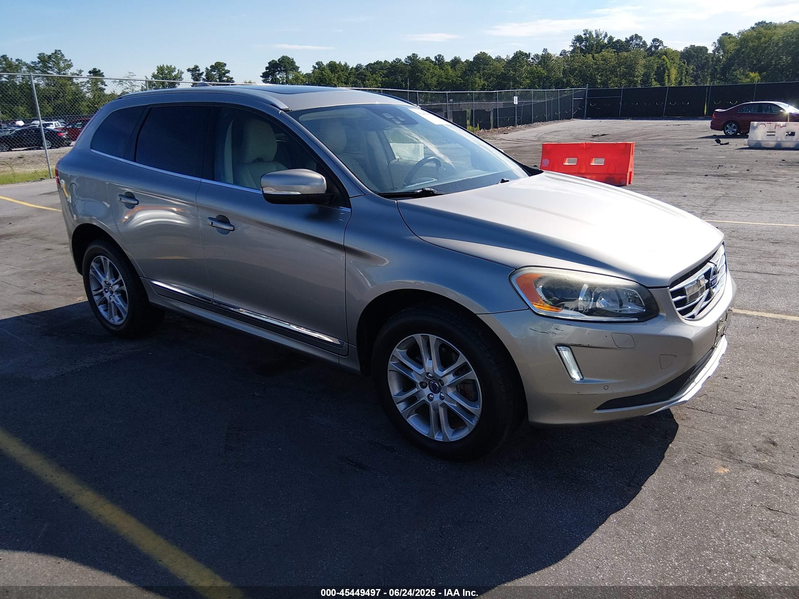 2015 Volvo XC60 T5 Drive-E Platinum, VIN YV440MDM6F2721083 — Normal wear