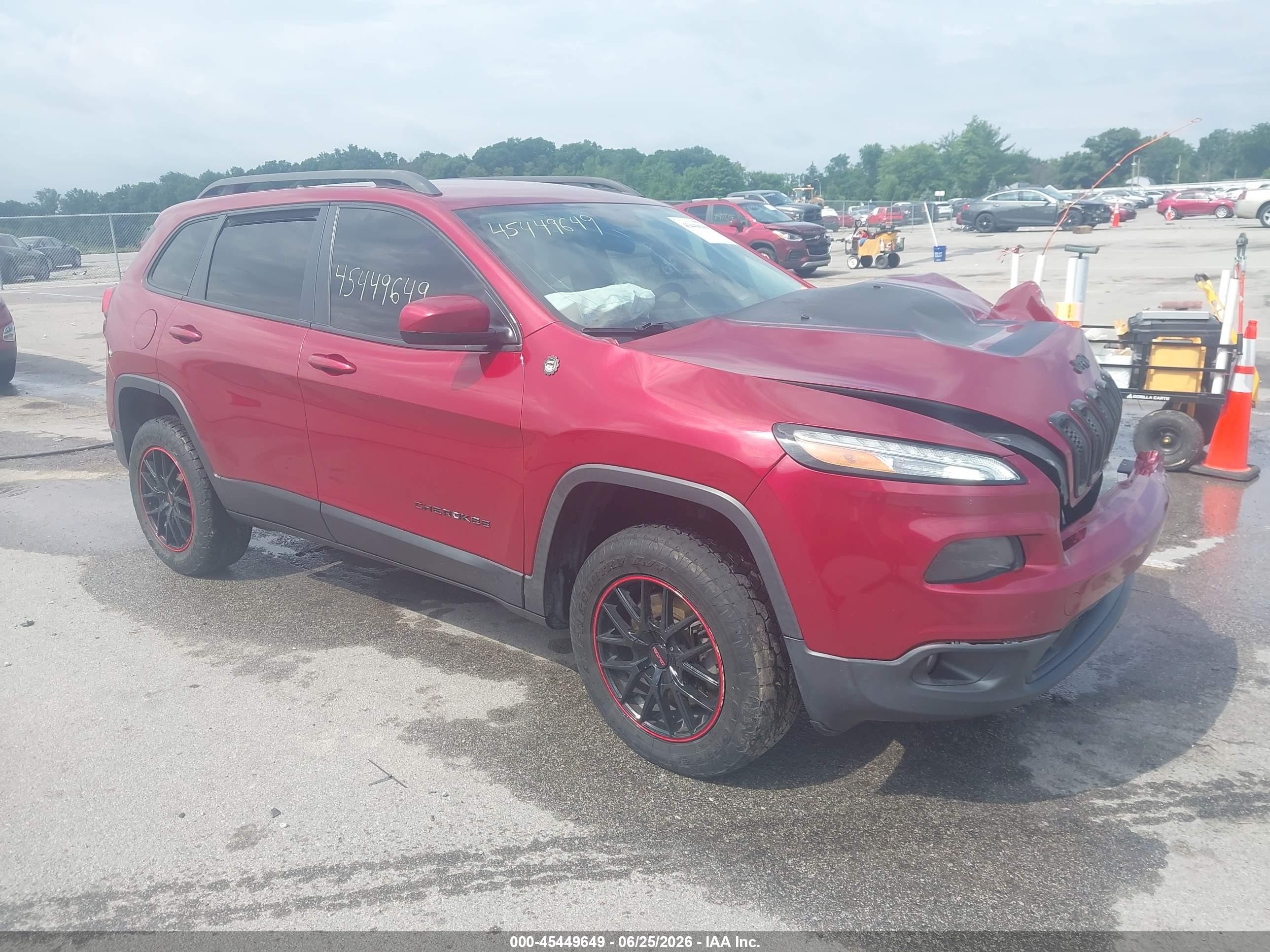 2015 Jeep Cherokee Latitude, VIN 1C4PJMCS5FW552924 — Перед