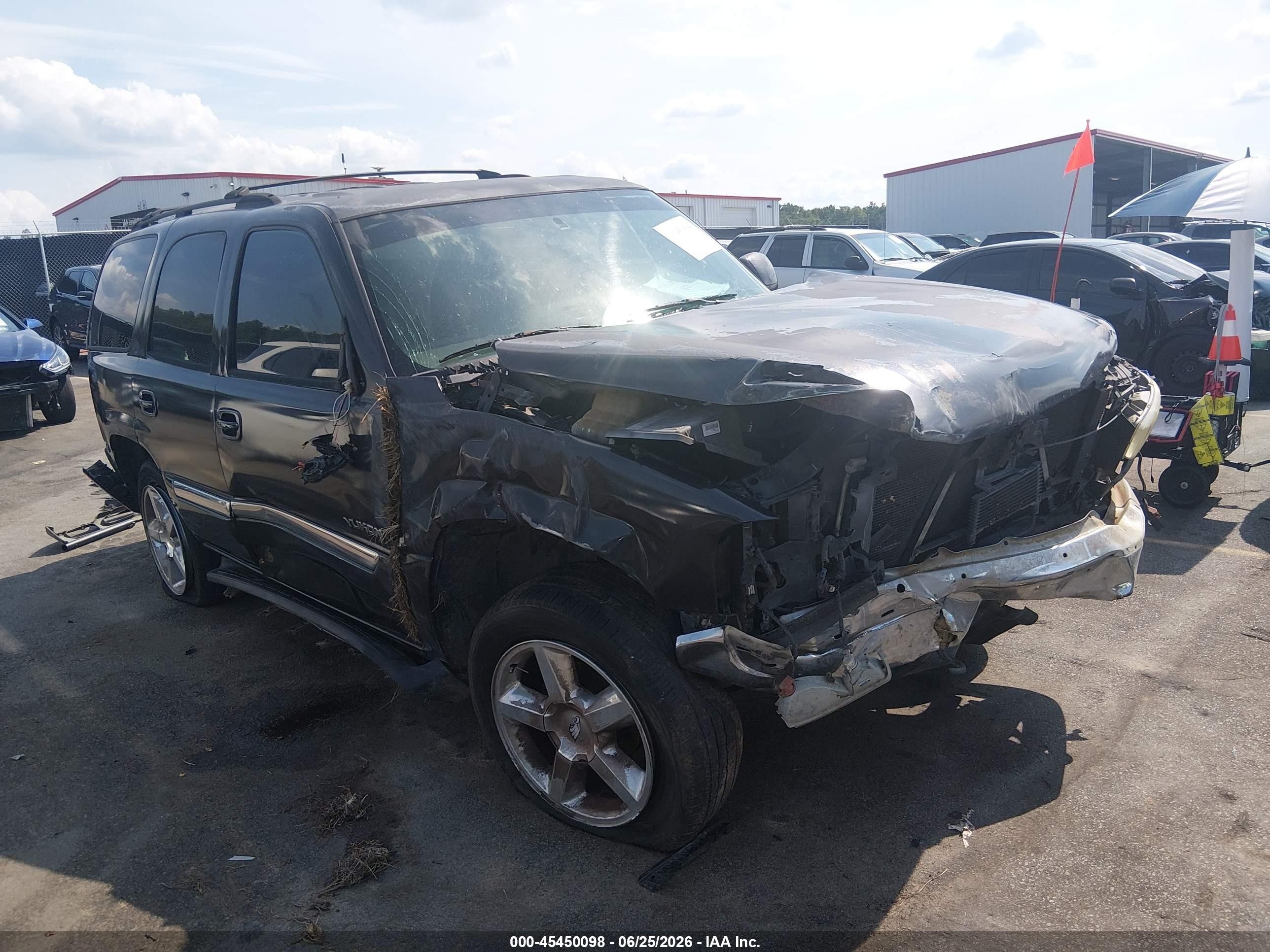 2004 GMC Yukon SLE, VIN 1GKEC13Z74R106562 — Перед