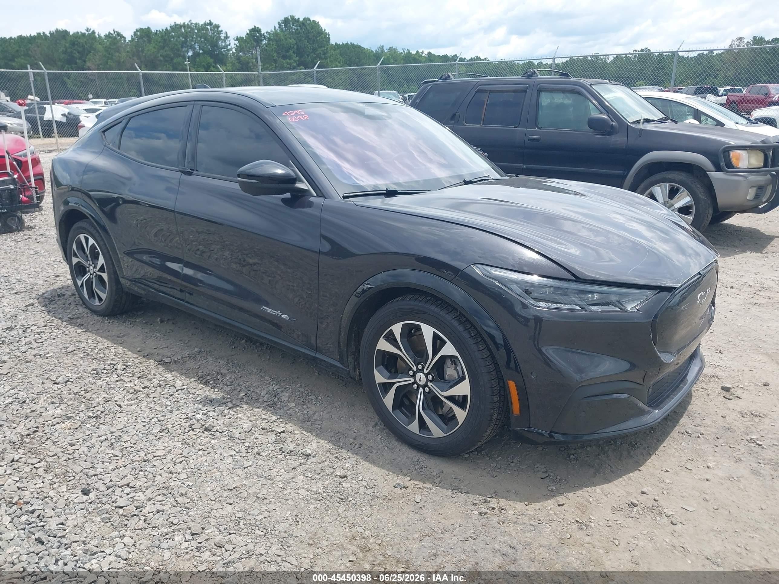 2022 Ford Mustang Mach-E Premium, VIN 3FMTK3SU8NMA15399 — Side