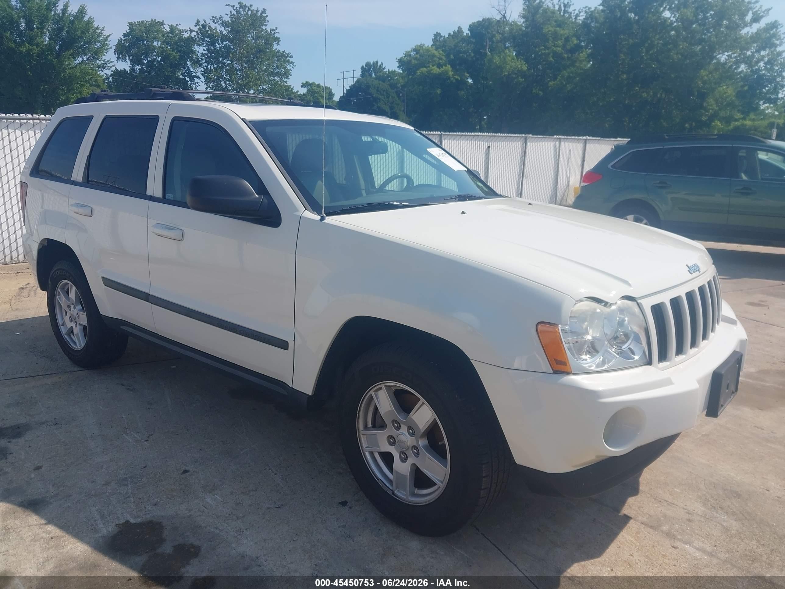 2007 Jeep Grand Cherokee Laredo, VIN 1J8GR48K77C581936 — Normal wear
