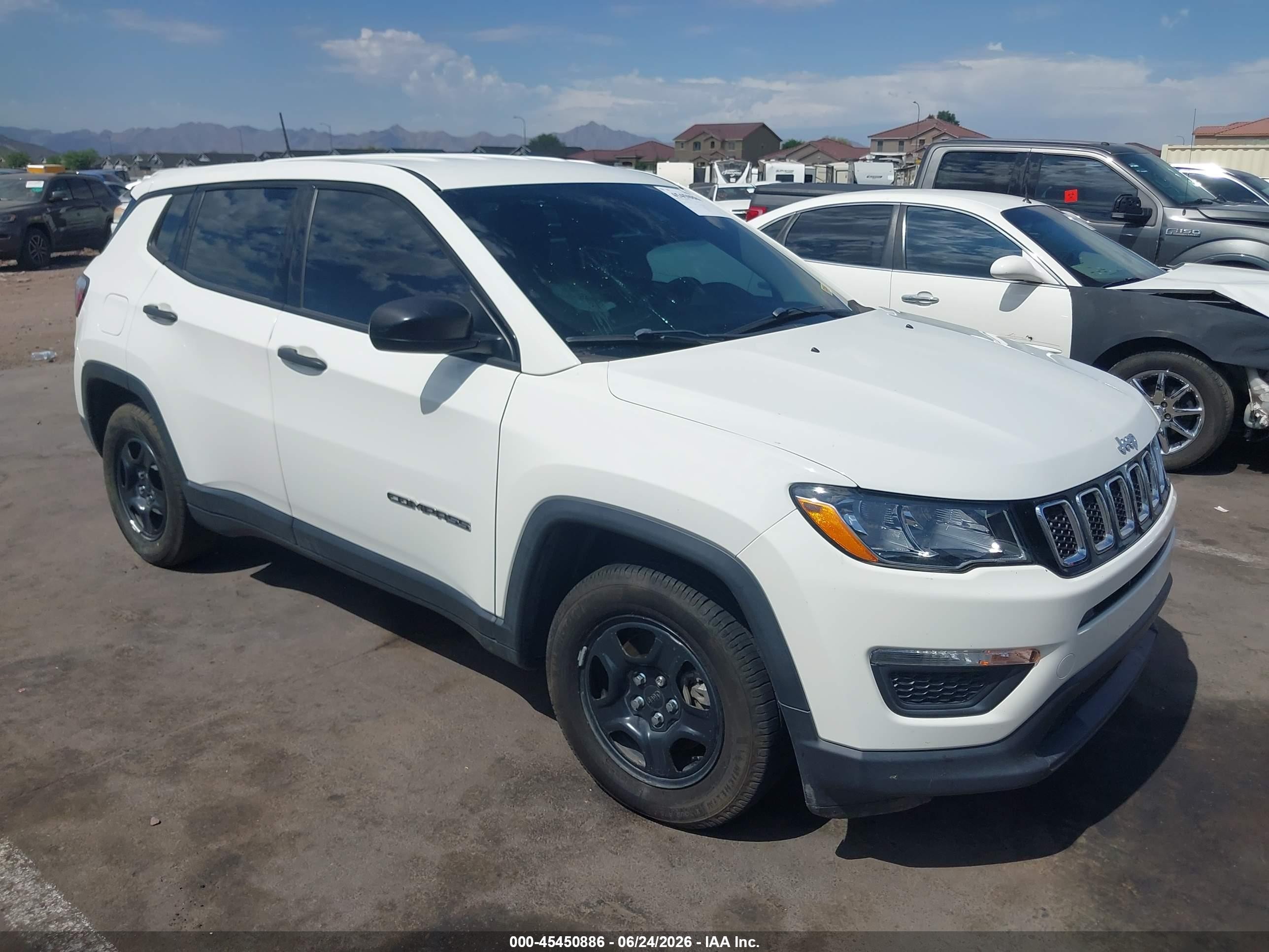 2019 Jeep Compass Sport, VIN 3C4NJCAB9KT677266 — Перед