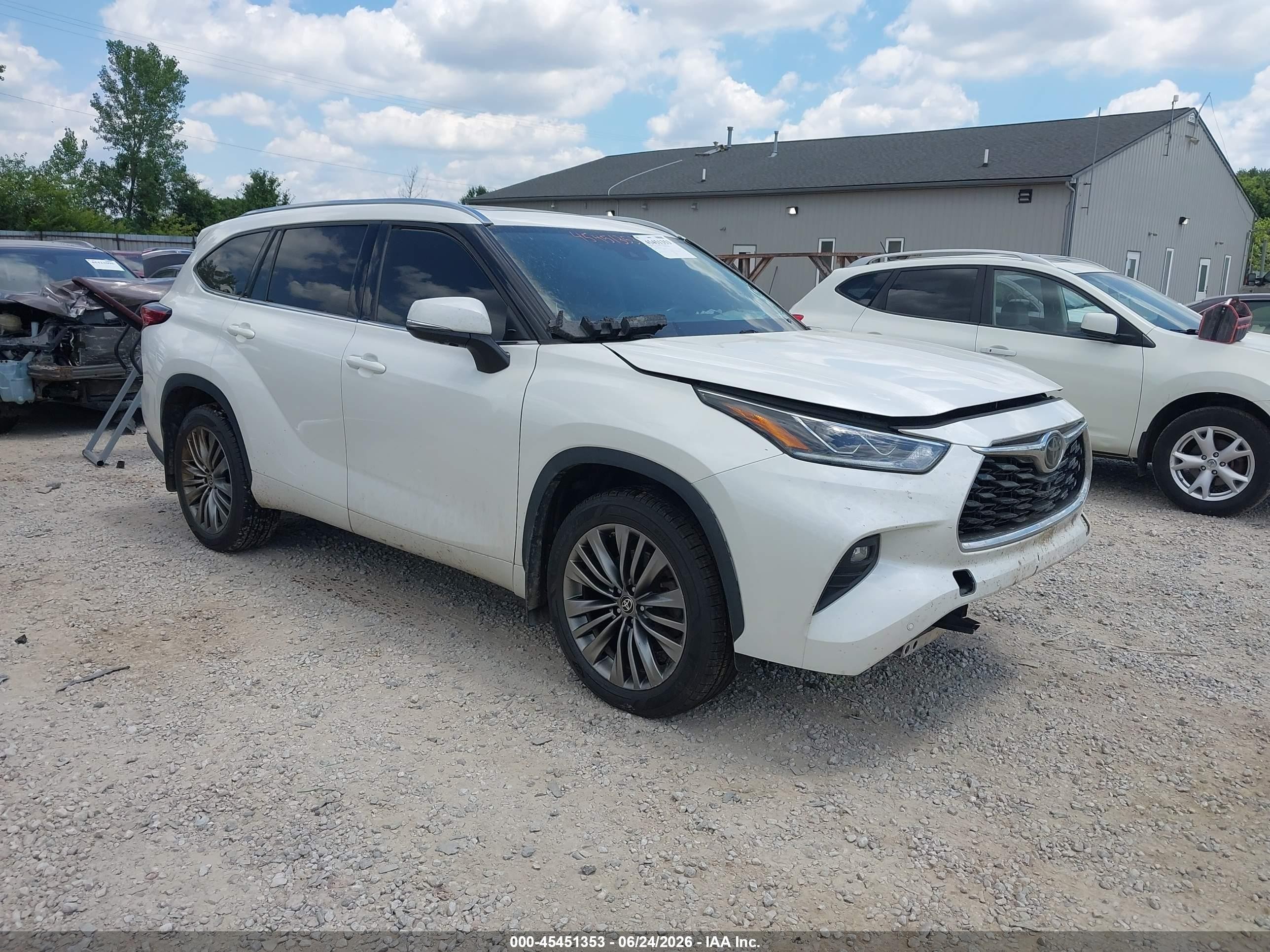 2020 Toyota Highlander Platinum, VIN 5TDFZRBH8LS001504 — Side