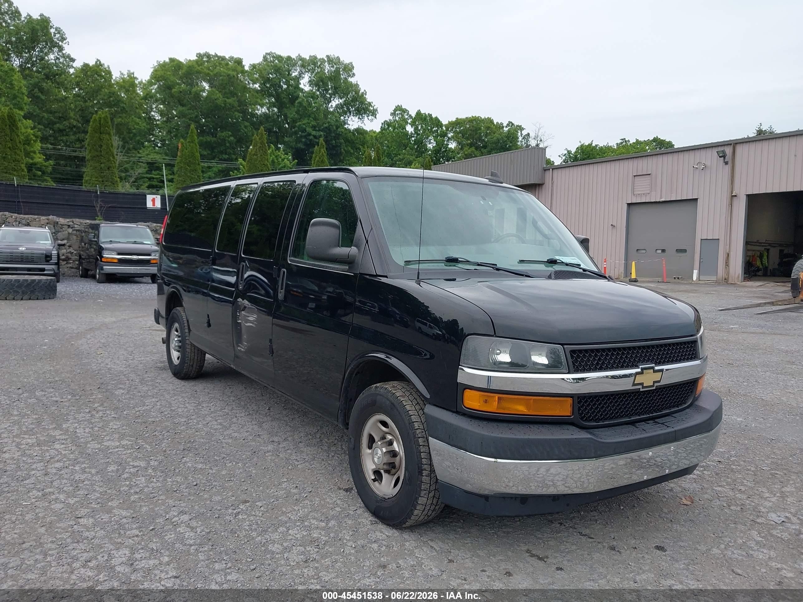 2018 Chevrolet Express Passenger LT, VIN 1GAZGPFG7J1243129 — Normal wear