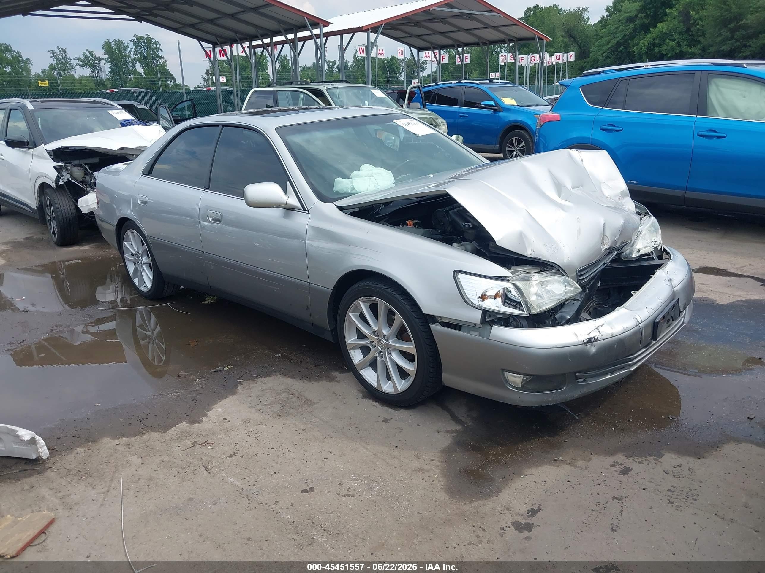 2000 Lexus ES 300, VIN JT8BF28G2Y5075218 — Перед