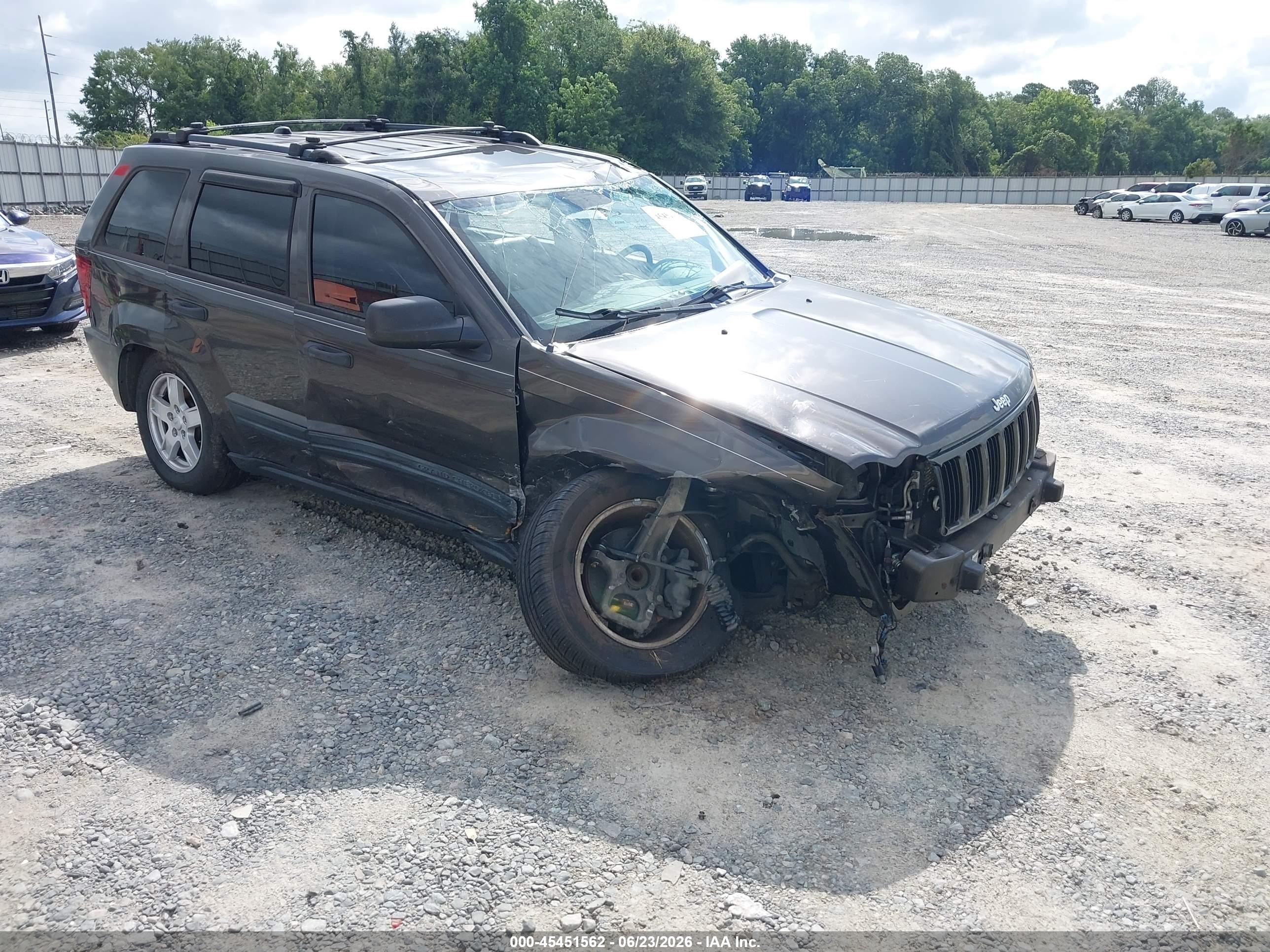 2005 Jeep Grand Cherokee Laredo, VIN 1J4GS48K75C621550 — Side