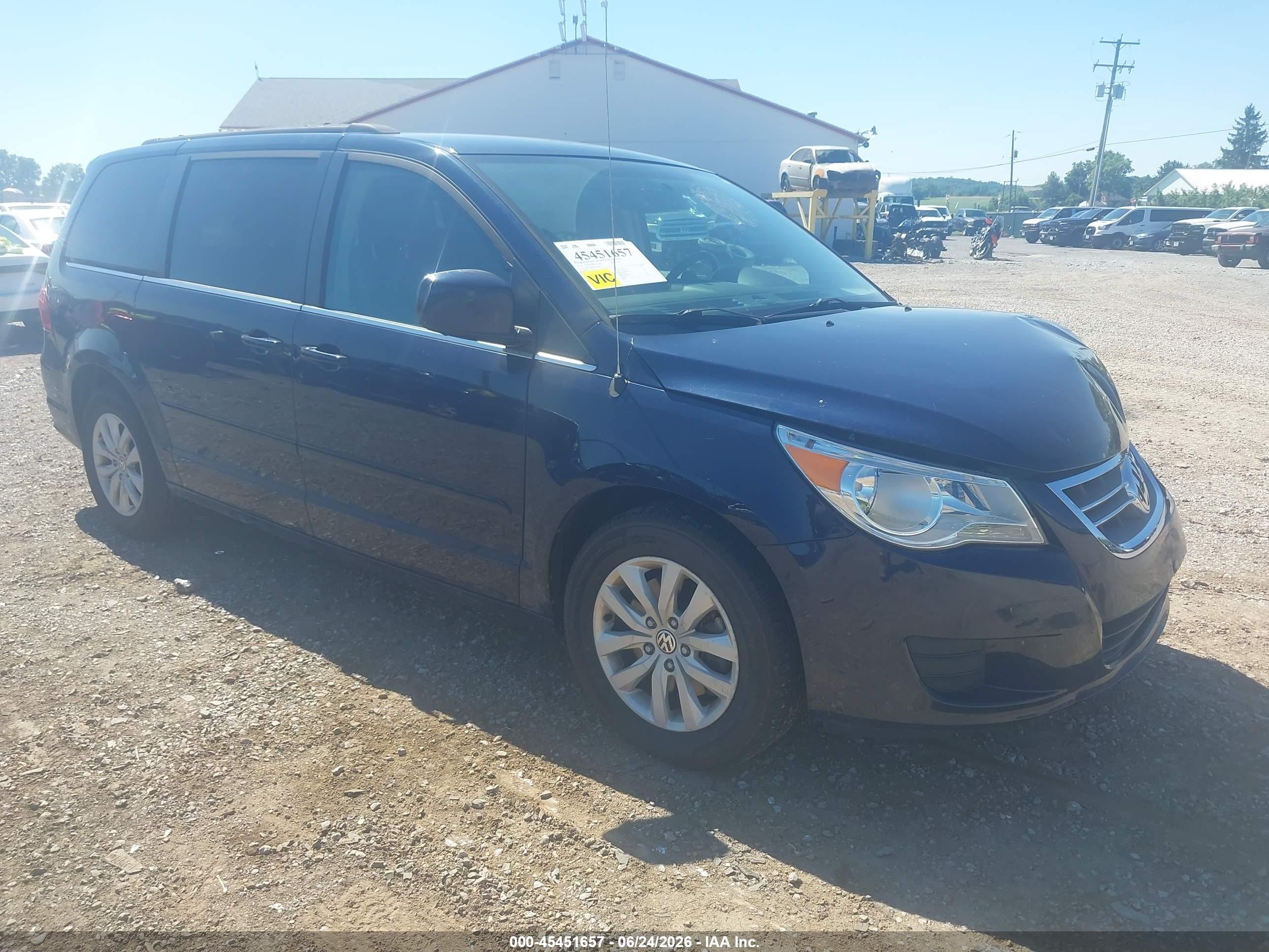 2014 Volkswagen Routan SE, VIN 2C4RVABG3ER134460 — Front end