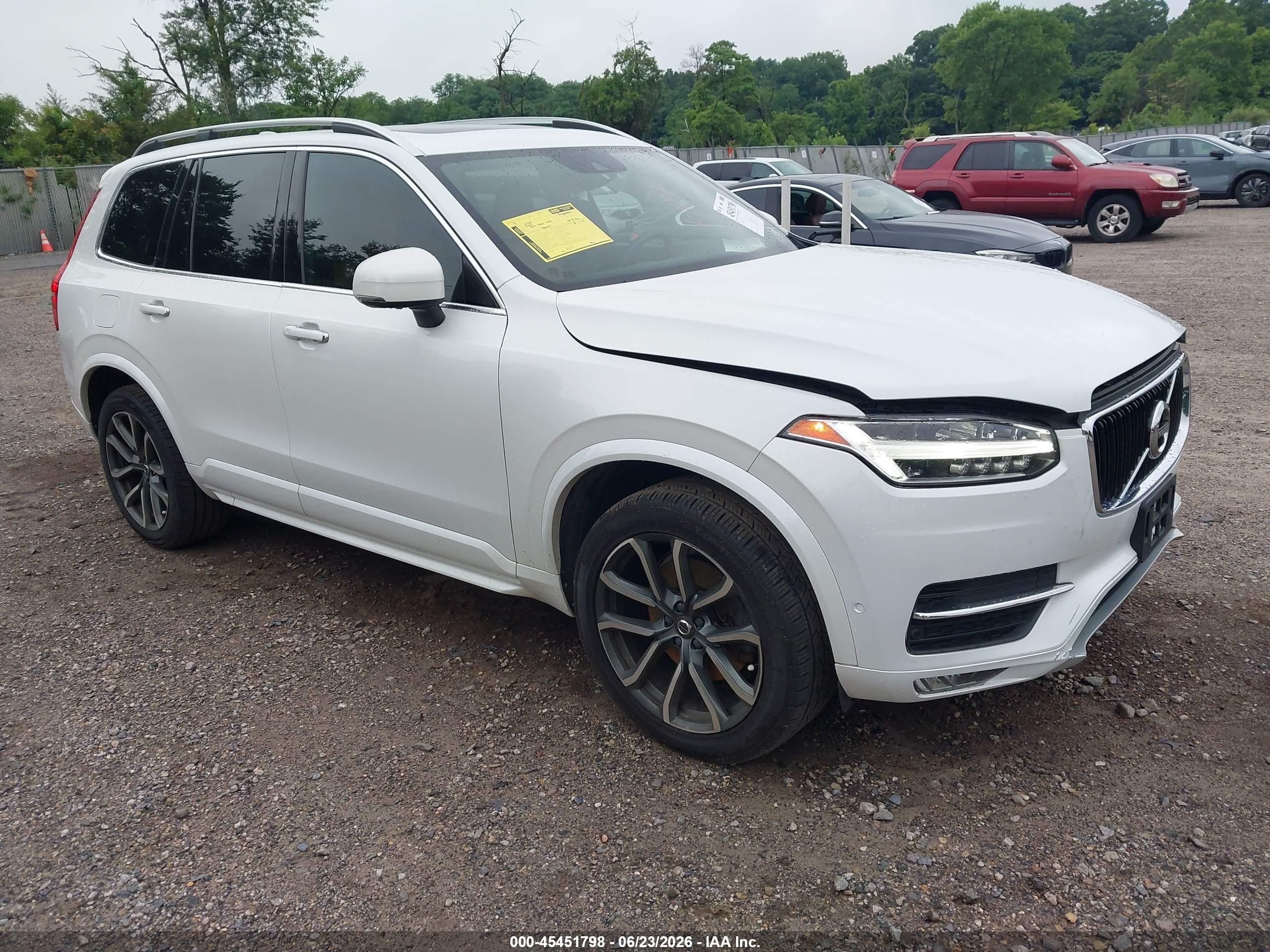 2017 Volvo XC90 Momentum, VIN YV4A22PKXH1186134 — Перед