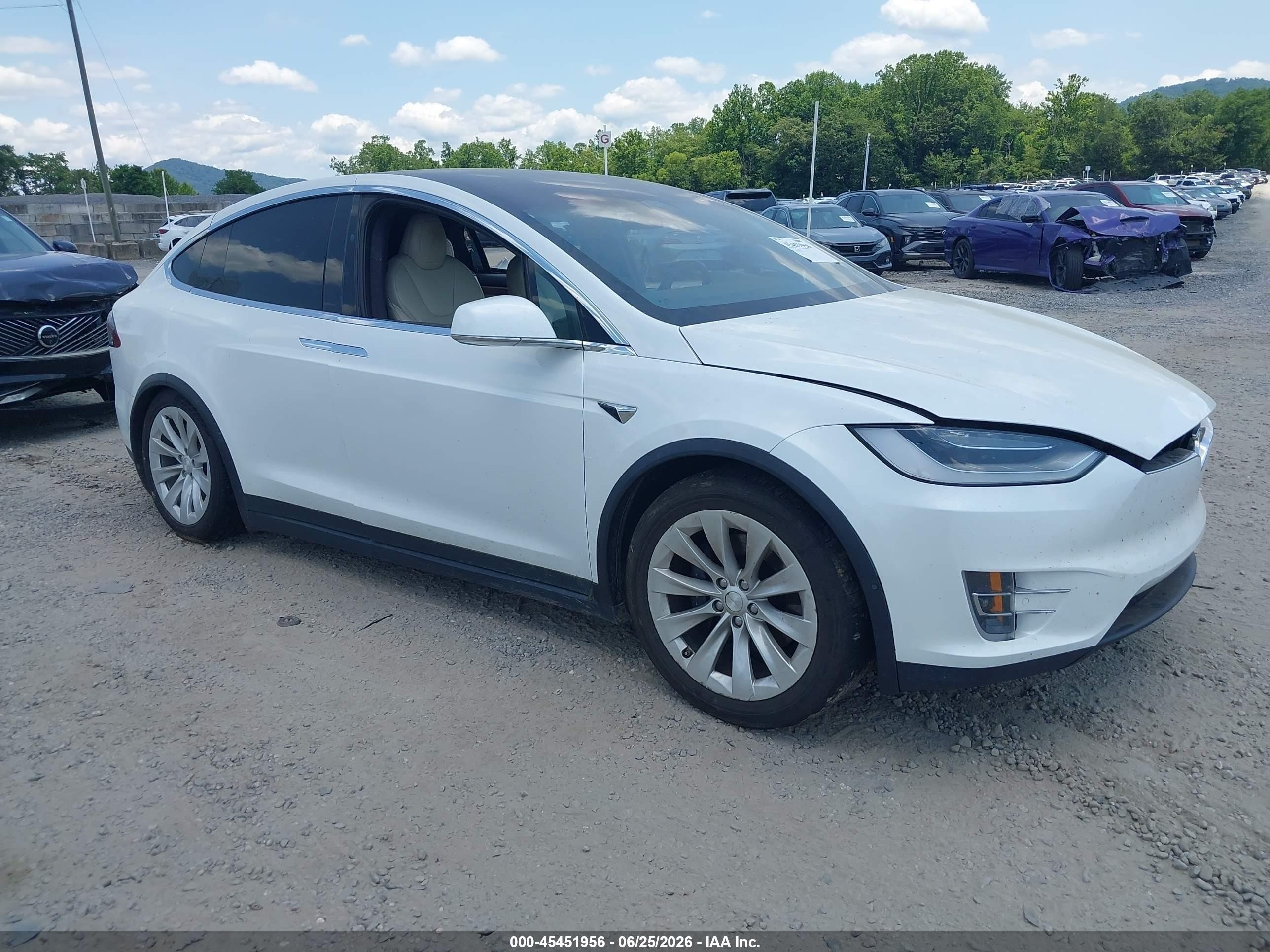 2020 Tesla Model X Long Range, VIN 5YJXCAE28LF297238 — Side