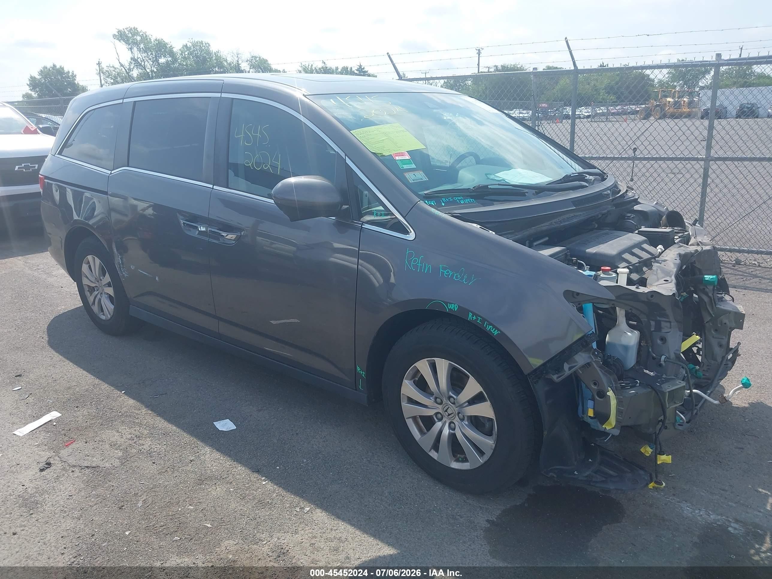 2017 Honda Odyssey EX-L, VIN 5FNRL5H64HB009625 — Front end