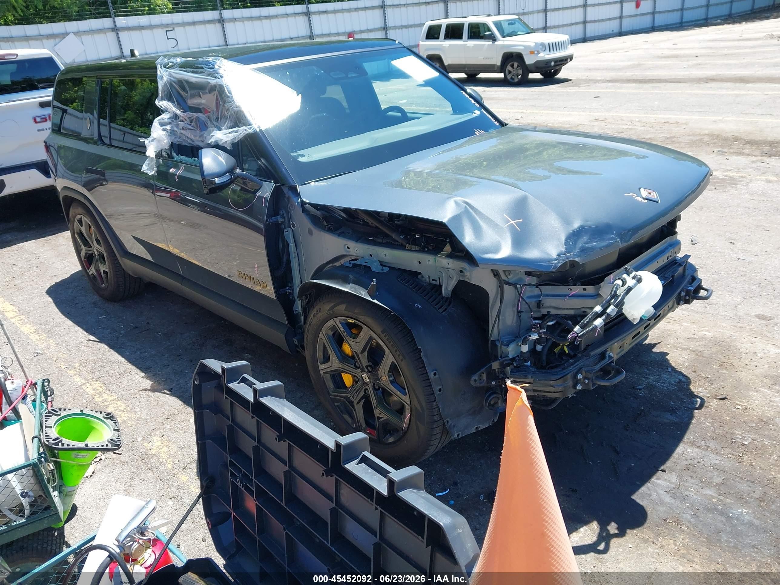 2025 Rivian R1S Premium, VIN 7PDSGCBP2SN057864 — Front end