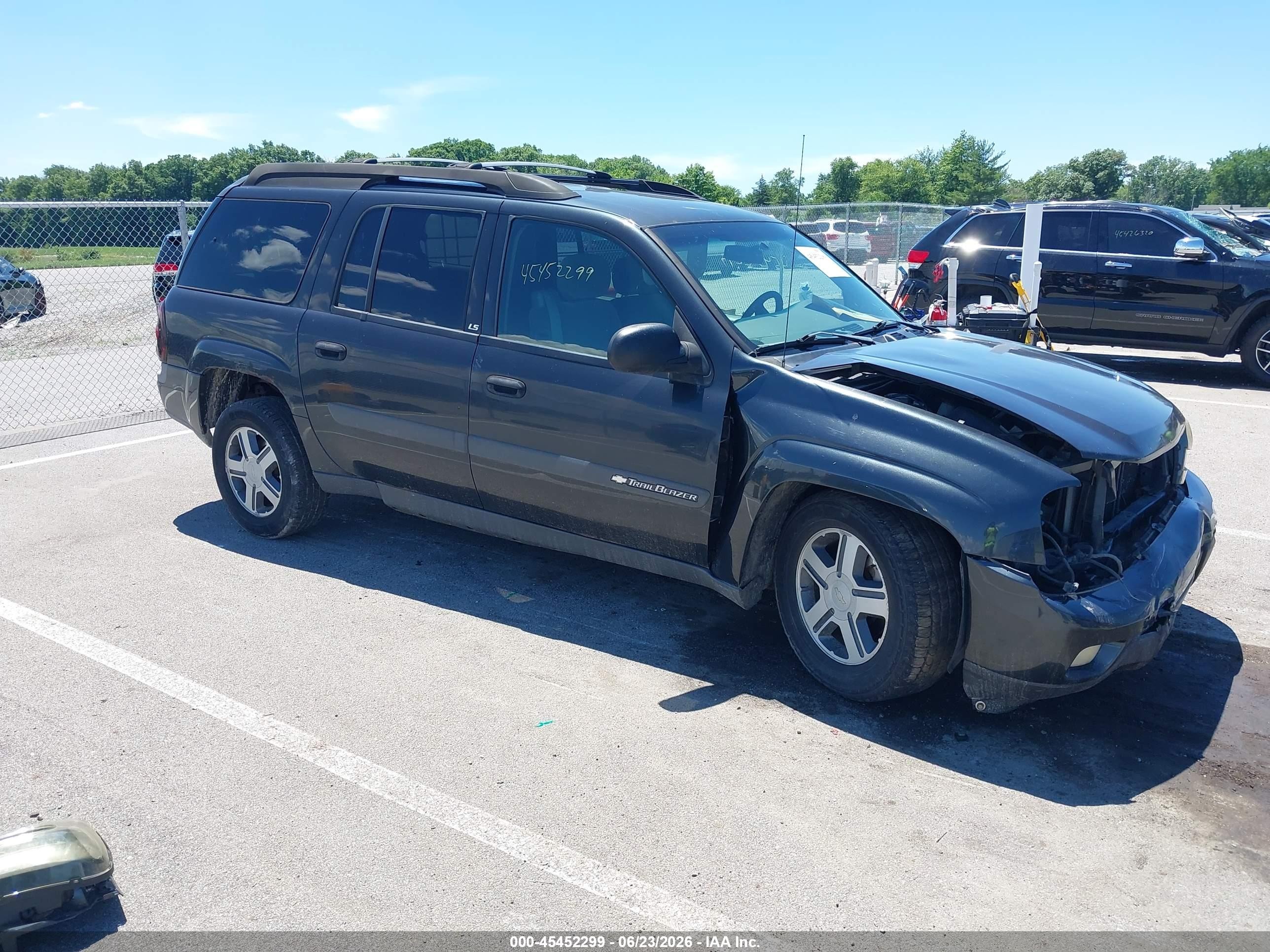 2004 Chevrolet TrailBlazer EXT LS, VIN 1GNET16S446103279 — Front end