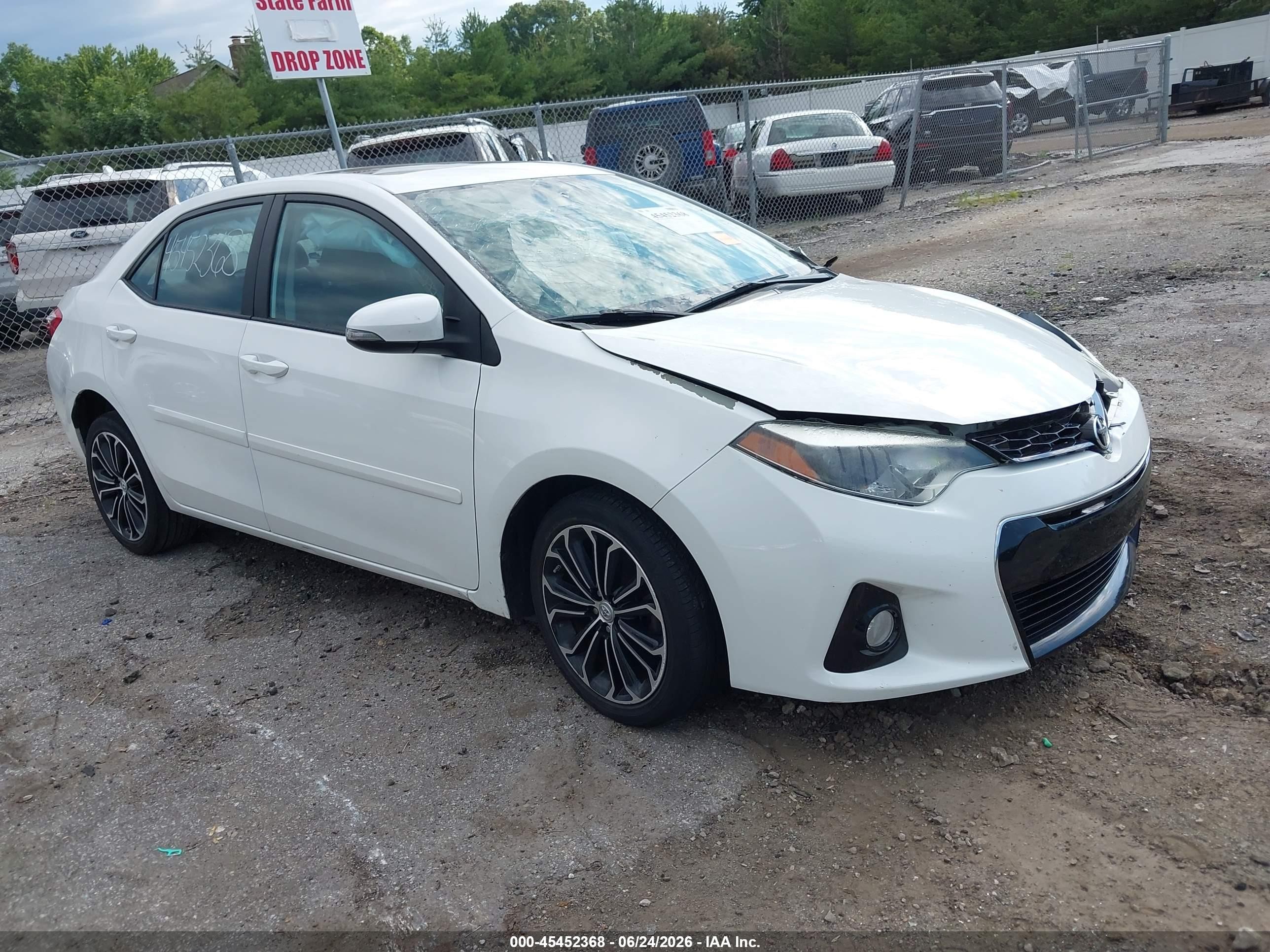 2015 Toyota Corolla S Plus, VIN 5YFBURHE6FP190094 — Side