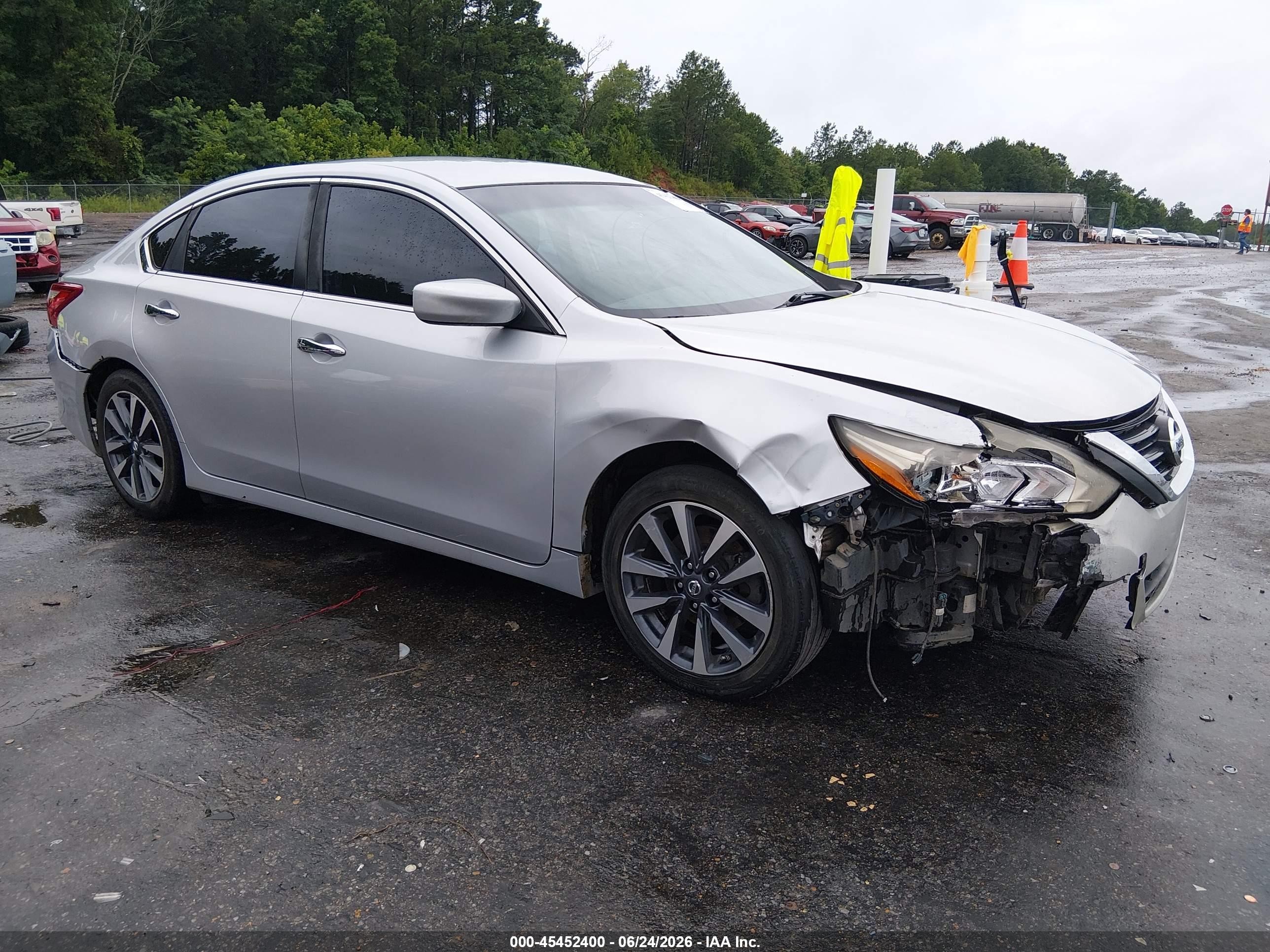 2017 Nissan Altima SR, VIN 1N4AL3AP1HC209837 — Front end