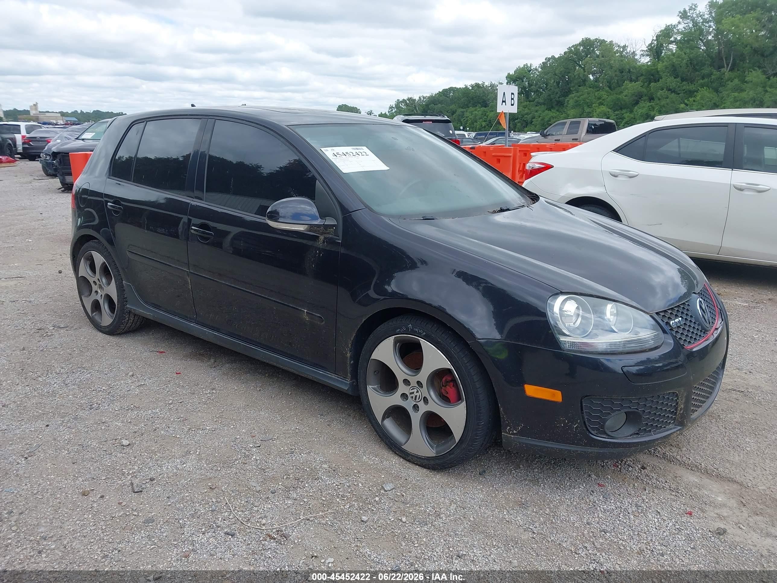 2008 Volkswagen Golf GTI, VIN WVWHV71K68W269075 — Front end